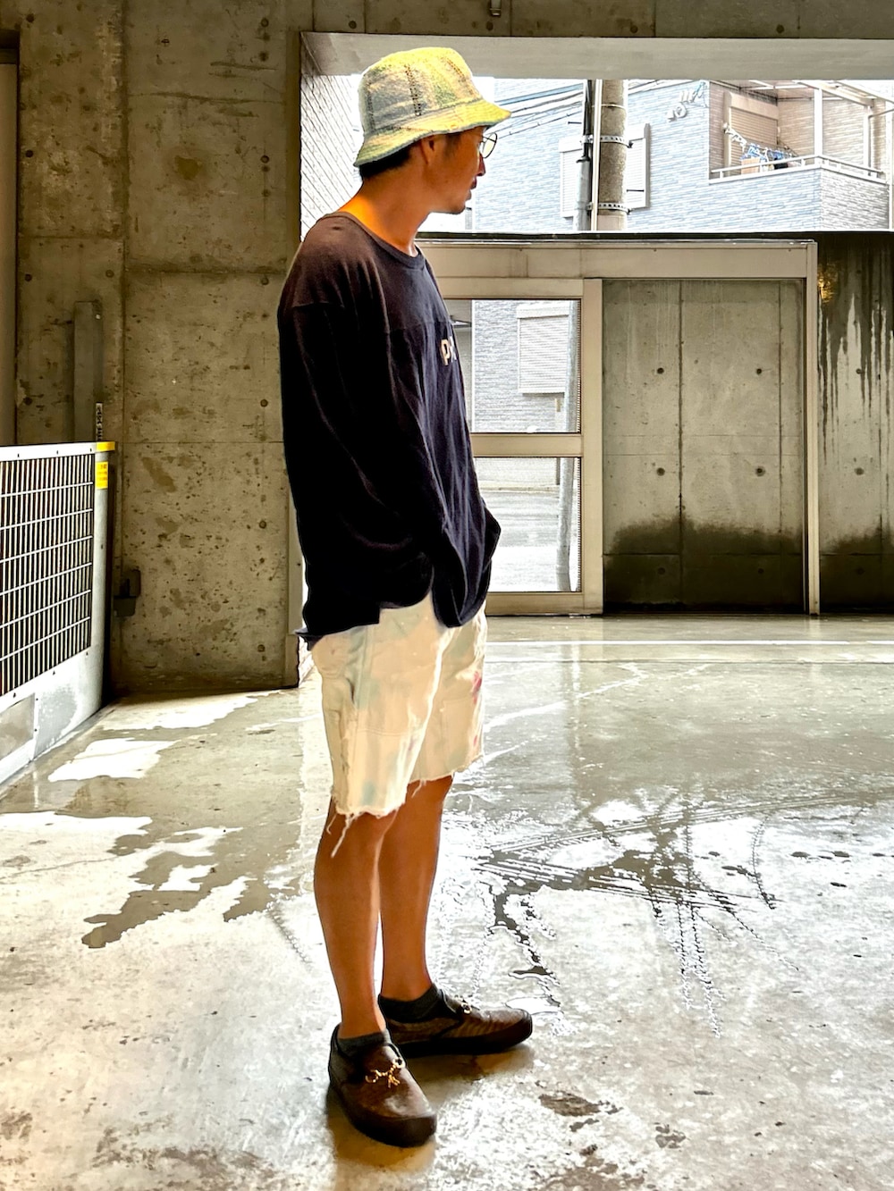 「夏コーデ、ゆるコーデ、夏秋ミックス、フットボールTシャツ、ナンバリングT、古着MIX、ショートパンツ、ハーフパンツ、シンプル」｜「Magfactureのアイテム（ハット、ブルー系）」を使った、yosukeさん（メンズ・168cm）の秋コーディネートの2枚目の写真