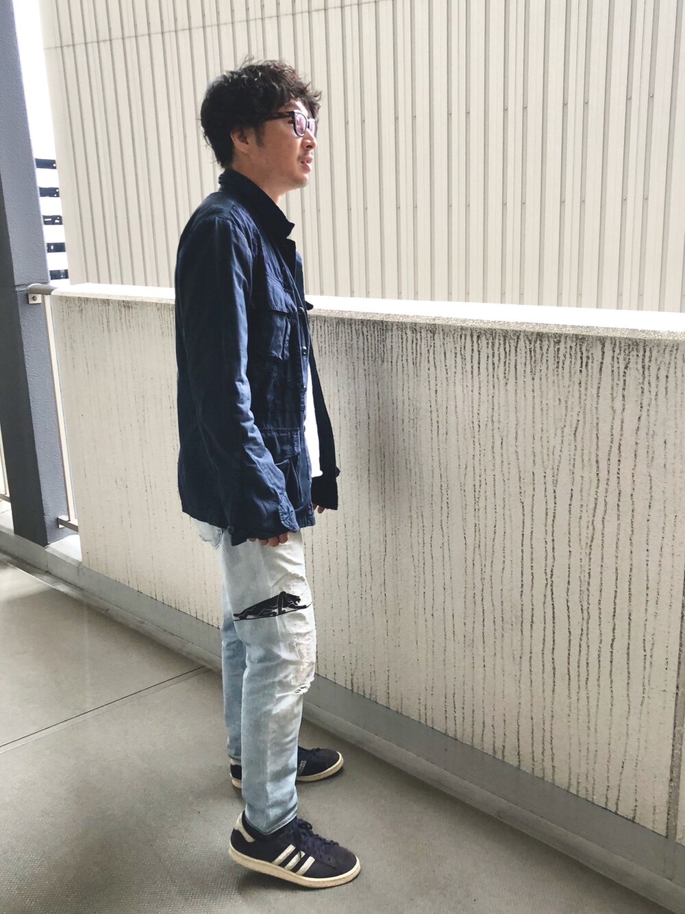 「休日スタイル、大人コーデ、春コーデ、ジャングルファティーグ、白Tシャツ、ミリタリー、リメイク、古着MIX、デニムっていいよね」｜「プロジェクトアラバマのアイテム（Tシャツ/カットソー、ホワイト系）」を使った、yosukeさん（メンズ・168cm）の春コーディネートの2枚目の写真