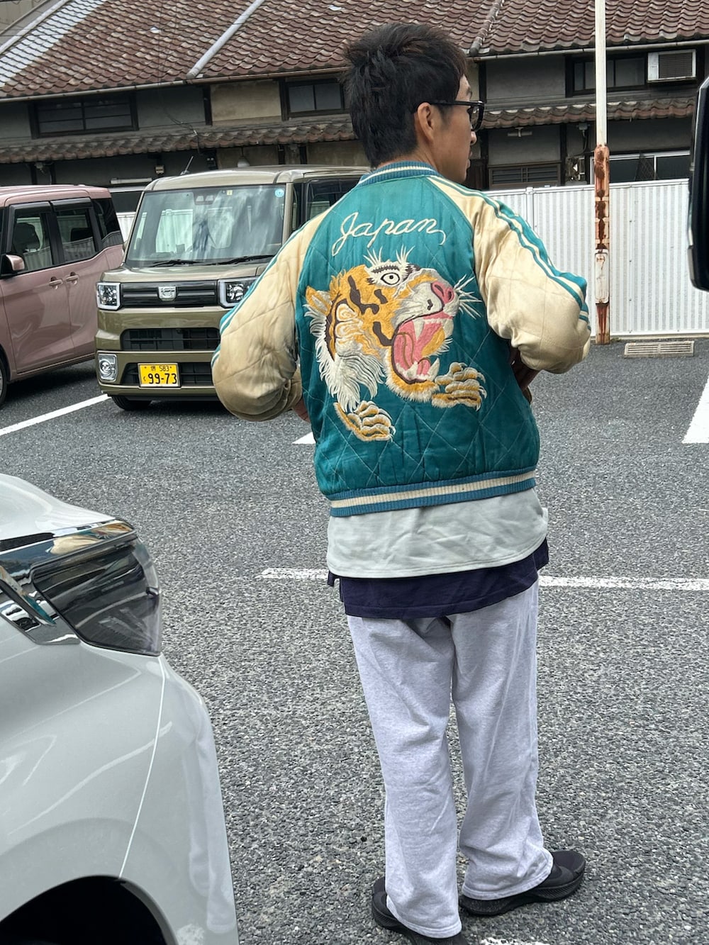 「秋服コーデ、秋コーデ、スカジャン、スウェットパンツ、ベースボールシャツ、レイヤードスタイル、古着MIX、スポーツミックス、重ね着ベストシーズン」｜「VINTAGEのアイテム（スカジャン、グリーン系）」を使った、yosukeさん（メンズ・168cm）の秋コーディネートの3枚目の写真