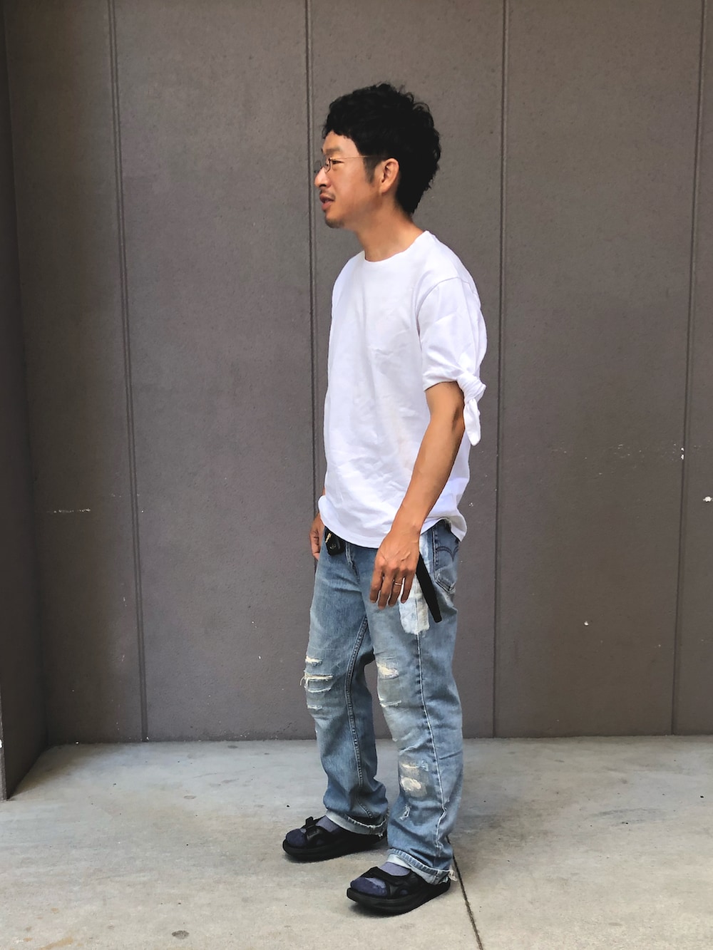 「Tシャツ、夏コーデ、シンプルコーデ、白Tシャツ、アメカジ、デニム、メガネ男子、厚底サンダル、古着MIX」｜「JW AndersonのJ.W.ANDERSON T-shirts（Tシャツ/カットソー、ホワイト系）」を使った、yosukeさん（メンズ・168cm）の夏コーディネートの2枚目の写真