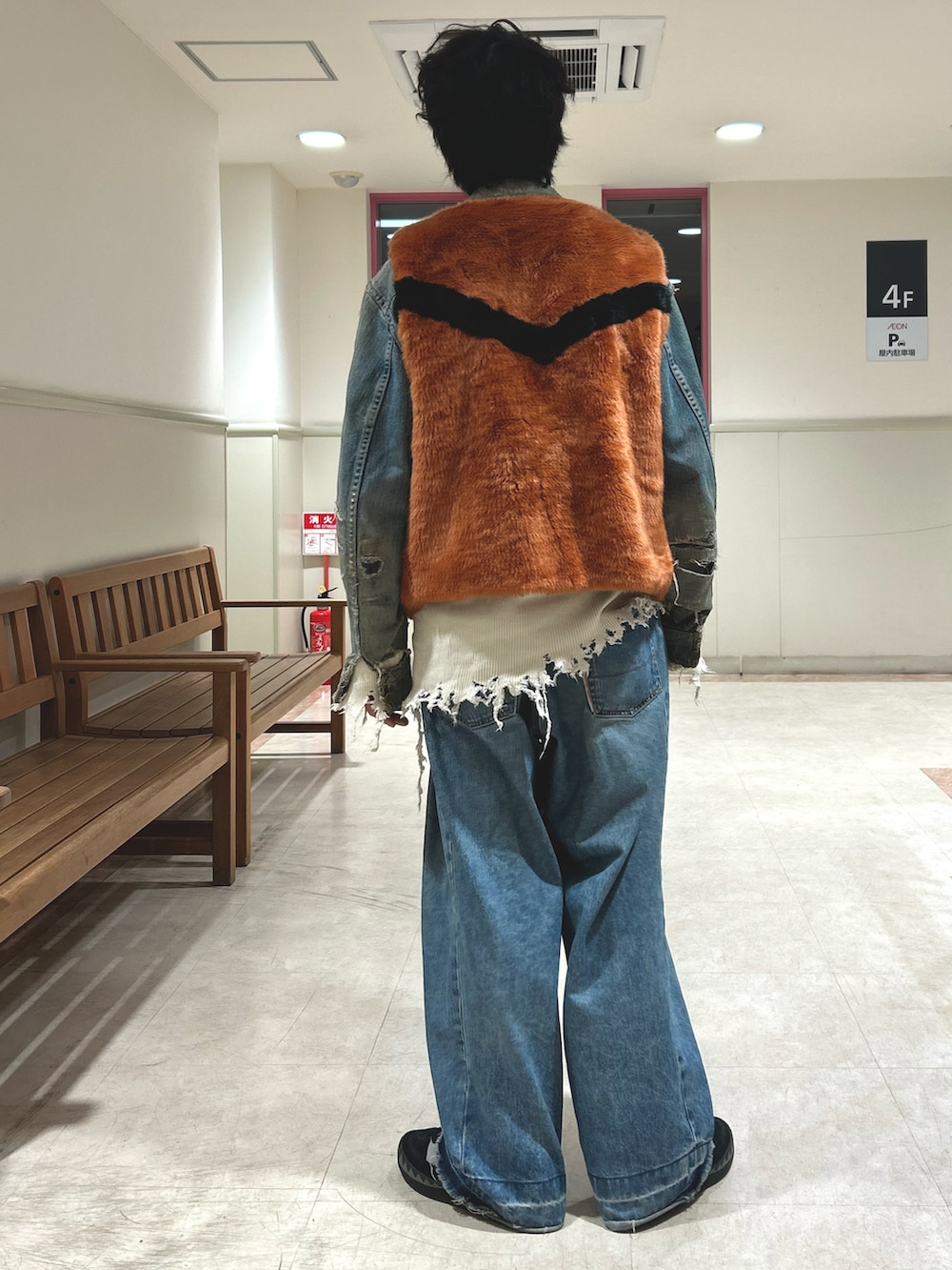 ホワイト系のTシャツ/カットソー、ブルー系のデニムジャケット、ブルー系のデニムパンツを着用したメンズの秋コーディネートの3枚目の写真