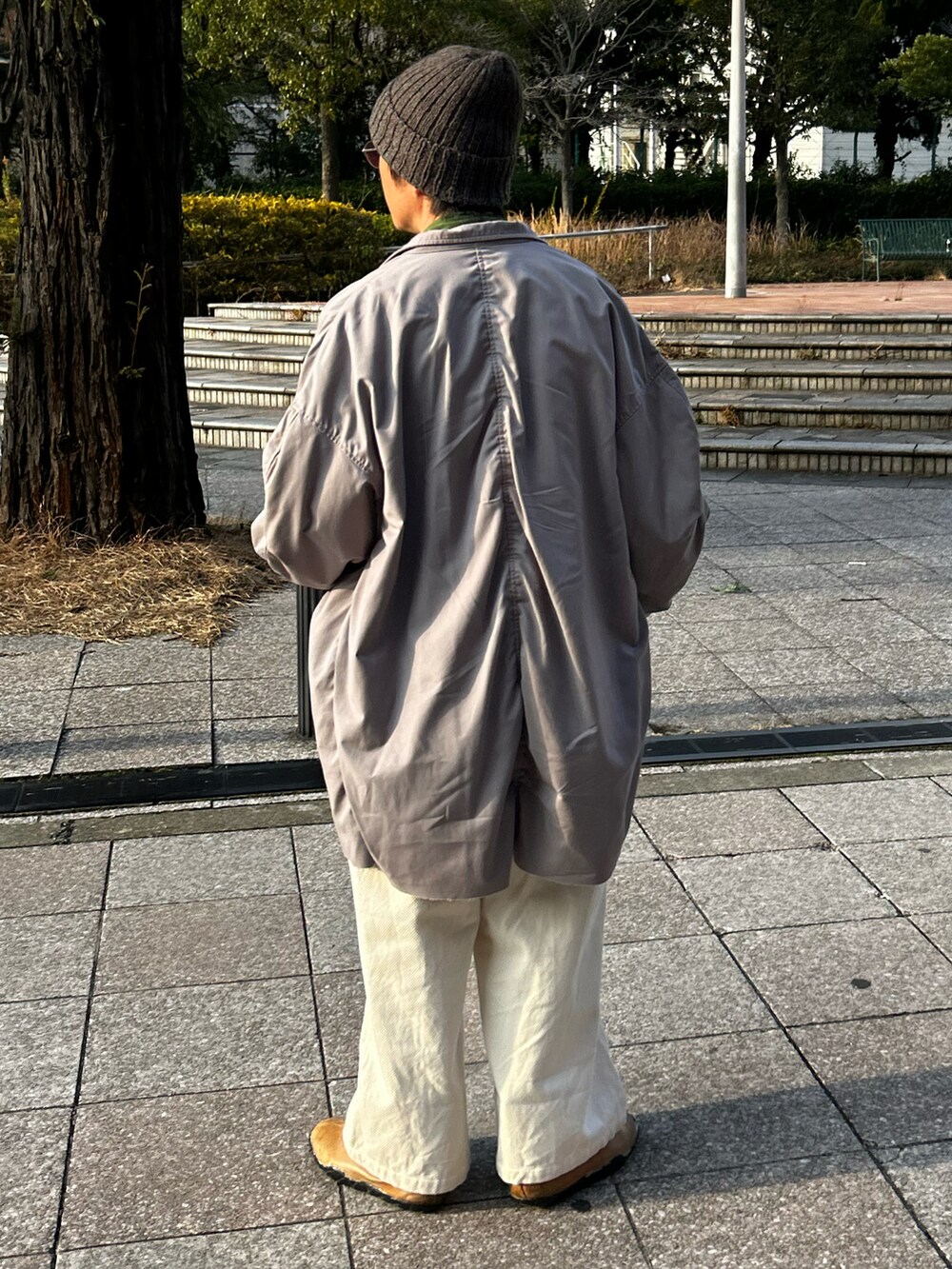 「大人カジュアル、冬コーデ、春コーデ、レイヤードスタイル、淡色コーデ、モッズコート、ゆるコーデ、ワイドパンツ、ビッグシルエット、issuethings、拳骨創造、ホワイトパンツ」｜「ISSUETHINGSのアイテム（モッズコート、グレー系）」を使った、yosukeさん（メンズ・168cm）の冬コーディネートの4枚目の写真