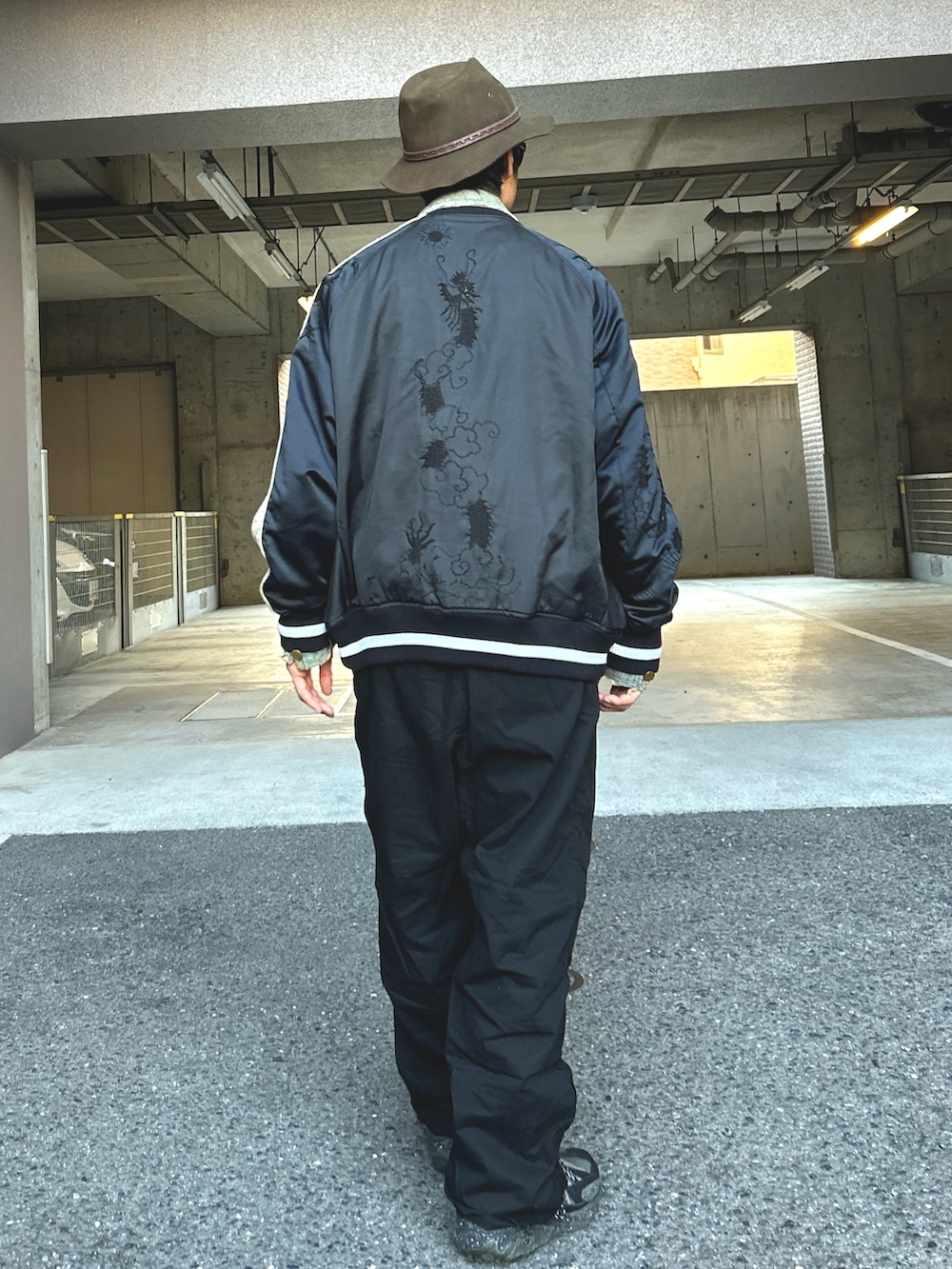 「スカジャン、Gジャン、デニムジャケット、大人コーデ、レイヤードスタイル、古着コーデ、ブラックコーデ、古着MIX、ダメージデニム、アメカジ」｜「JOURNAL STANDARDのアイテム（ハット、グリーン系）」を使った、yosukeさん（メンズ・168cm）の冬コーディネートの3枚目の写真