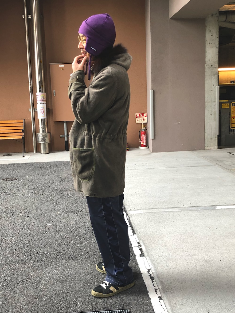 「ワイドパンツ、冬コーデ、ライナーコート、ミリタリー、サテンパンツ、耳付き帽子、大人カジュアル、ボアコート」｜「quaterfoilのアイテム（ニットキャップ/ビーニー、パープル系）」を使った、yosukeさん（メンズ・168cm）の冬コーディネートの2枚目の写真