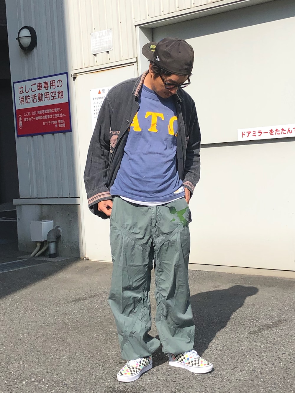 「ラフ、ガテマラシャツ、グアテマラシャツ、春コーデ、フットボールTシャツ、古着、ミリタリーパンツ、キャップ、ゆるコーデ」｜「VINTAGEのアイテム（シャツ/ブラウス、ブルー系）」を使った、yosukeさん（メンズ・168cm）の春コーディネートの2枚目の写真