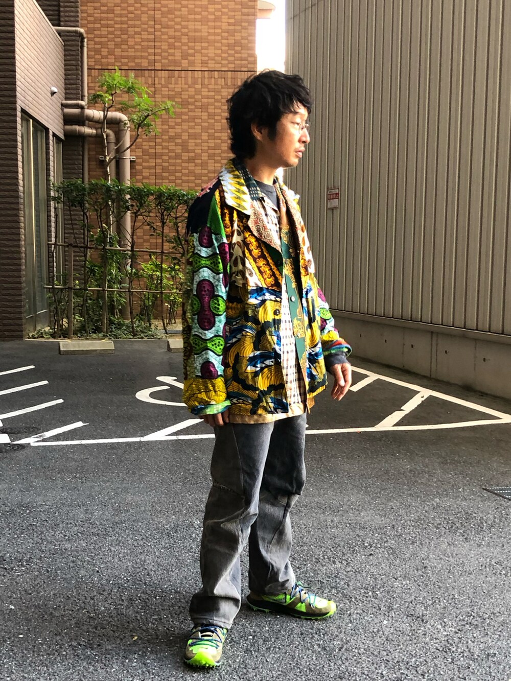 「大人カジュアル、柄シャツ、レイヤードスタイル、古着MIX、ブラックデニム、ゆるコーデ、リメイク、秋コーデ」｜「inkのアイテム（デニムパンツ、ブラック系）」を使った、yosukeさん（メンズ・168cm）の秋コーディネートの2枚目の写真