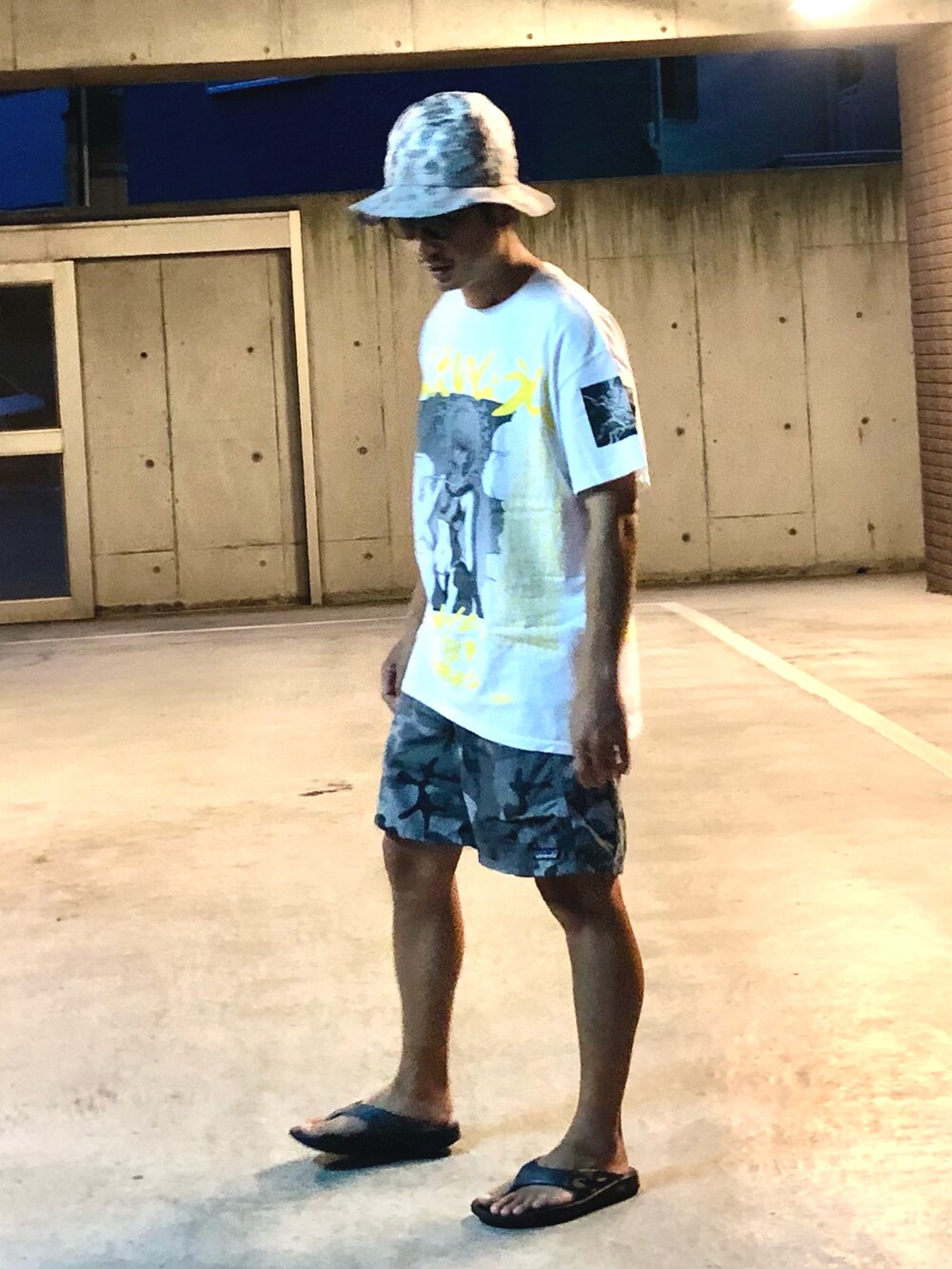 ホワイト系のTシャツ/カットソー、グレー系のその他パンツ、ブラック系のサンダルを着用したメンズの夏コーディネートの2枚目の写真