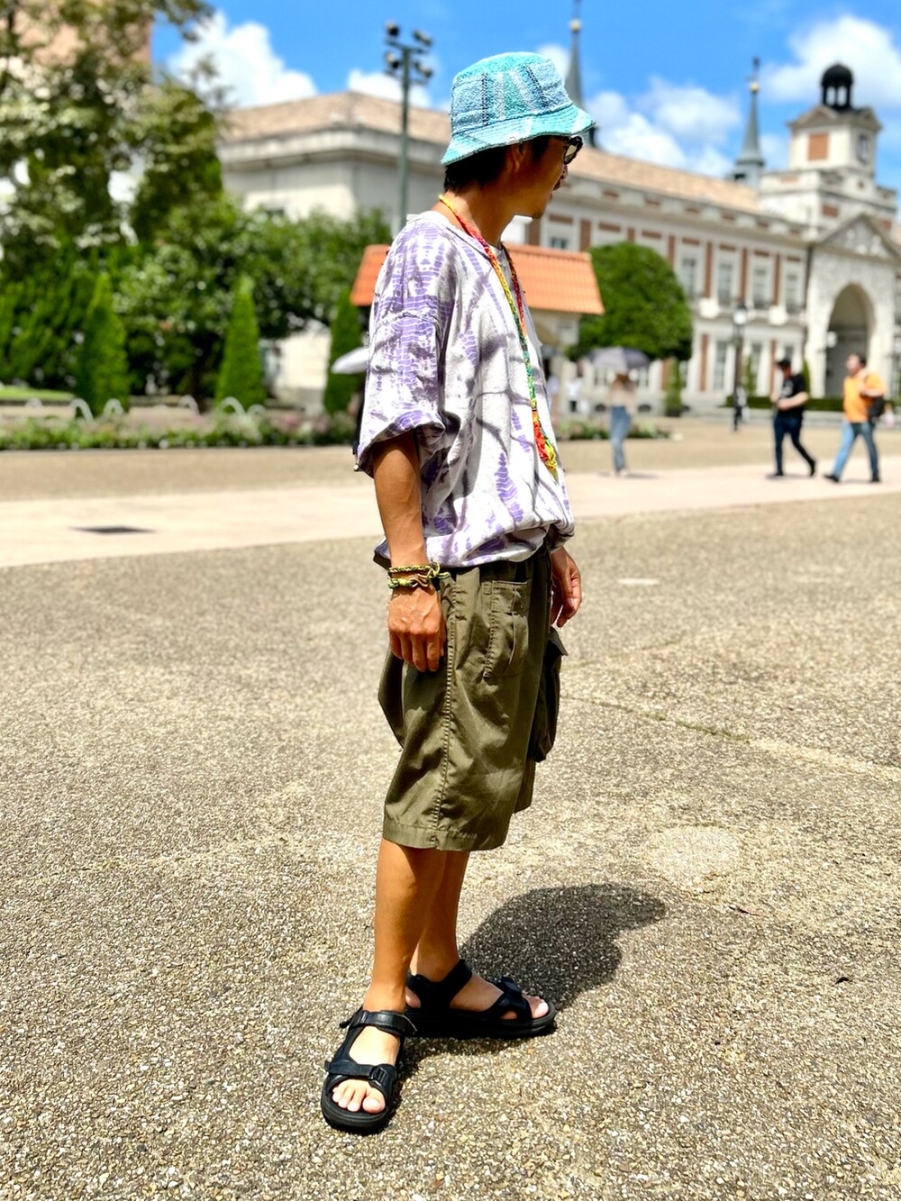 「夏コーデ、タイダイ柄、ワイドショーツ、ショートパンツ、ハーフパンツ、カーゴパンツ、タックイン、厚底サンダル」｜「Magfactureのアイテム（ハット、ブルー系）」を使った、yosukeさん（メンズ・168cm）の夏コーディネートの3枚目の写真