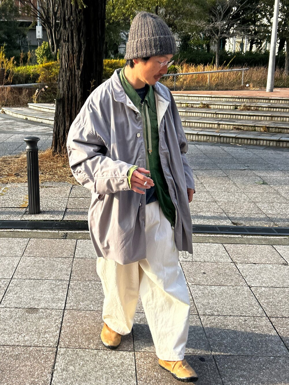 「大人カジュアル、冬コーデ、春コーデ、レイヤードスタイル、淡色コーデ、モッズコート、ゆるコーデ、ワイドパンツ、ビッグシルエット、issuethings、拳骨創造、ホワイトパンツ」｜「ISSUETHINGSのアイテム（モッズコート、グレー系）」を使った、yosukeさん（メンズ・168cm）の冬コーディネートの3枚目の写真
