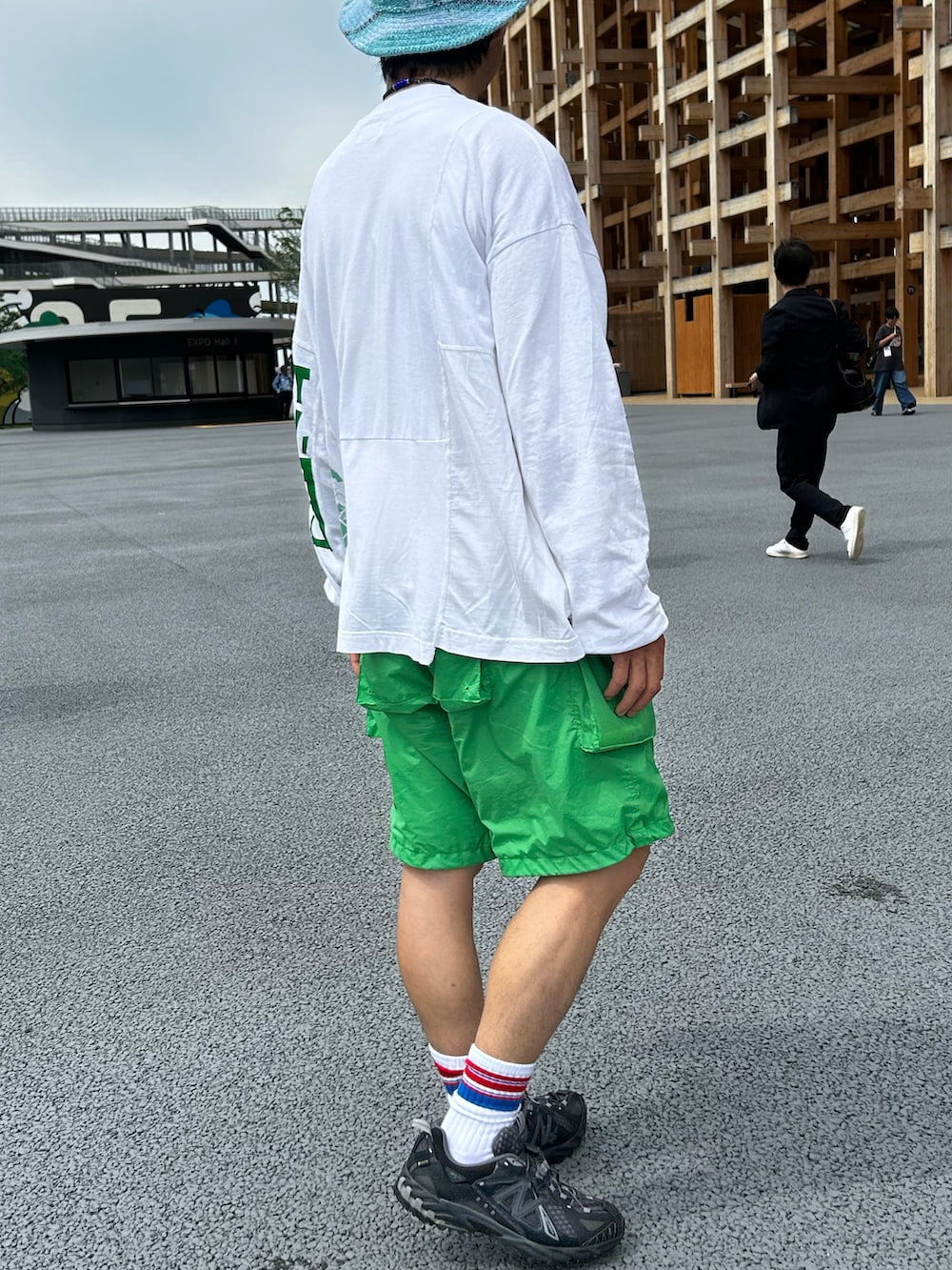 ホワイト系のTシャツ/カットソー、グリーン系のその他パンツ、ブラック系のスニーカーを着用したメンズの春コーディネートの3枚目の写真