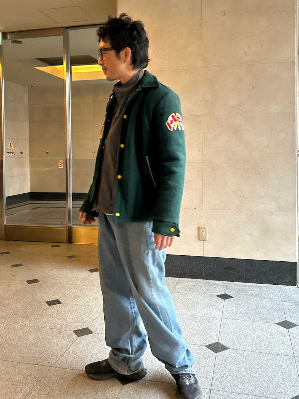 「オトナカジュアル、アメカジ、春コーデ、トラックジャケット、レイヤードスタイル、ナイロンジャケット、古着MIX、リーバイス、ワイドパンツ、スタジャン」｜「VINTAGEのアイテム（スタジャン、グリーン系）」を使った、yosukeさん（メンズ・168cm）の春コーディネートの2枚目の写真