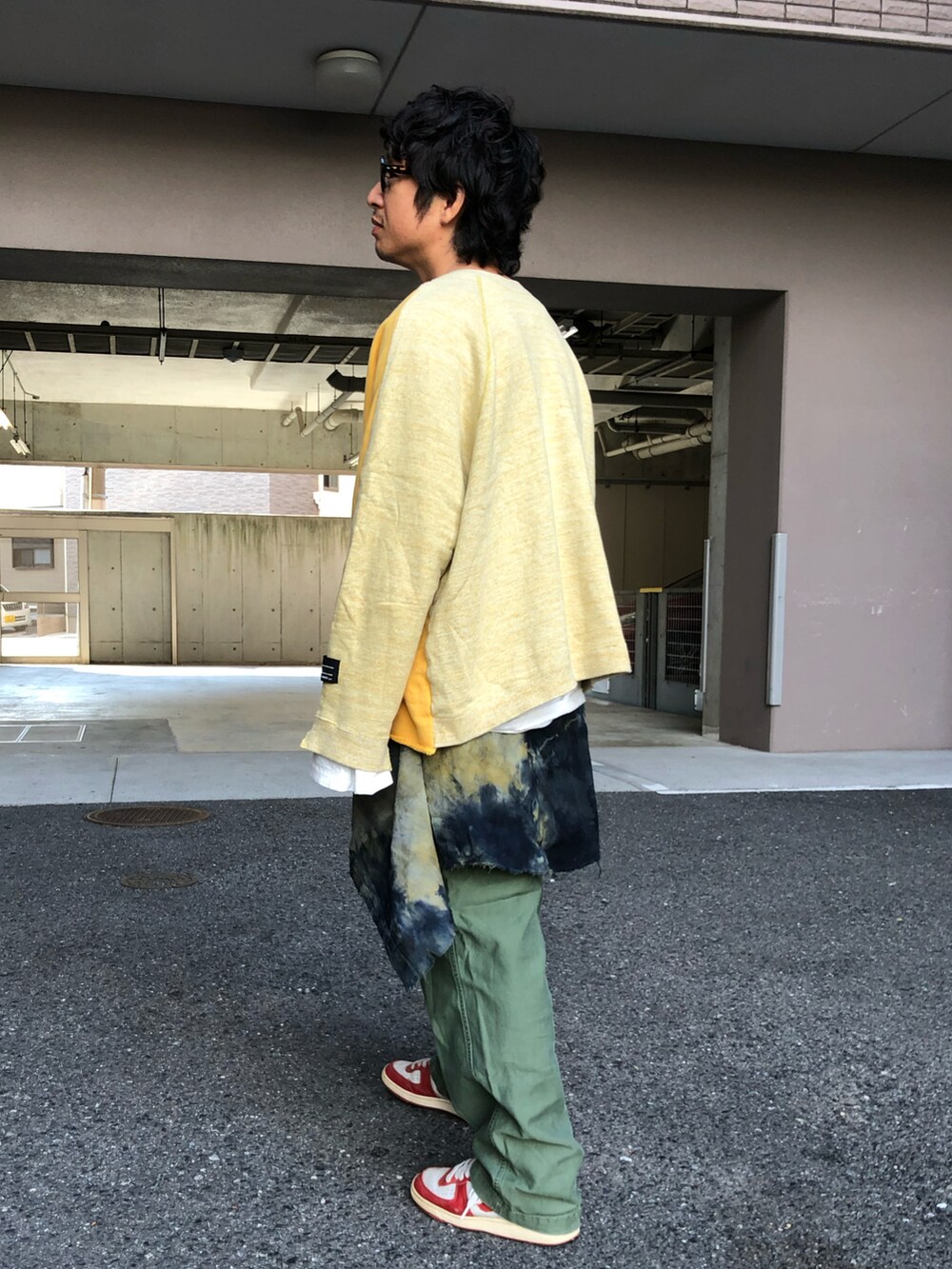 「秋のコーデ、秋冬コーデ、スウェット、ボーダー、レイヤードスタイル、シャツスタイル、ベイカーパンツ」｜「TRAINERBOYSのアイテム（スウェット、イエロー系）」を使った、yosukeさん（メンズ・168cm）の秋コーディネートの3枚目の写真