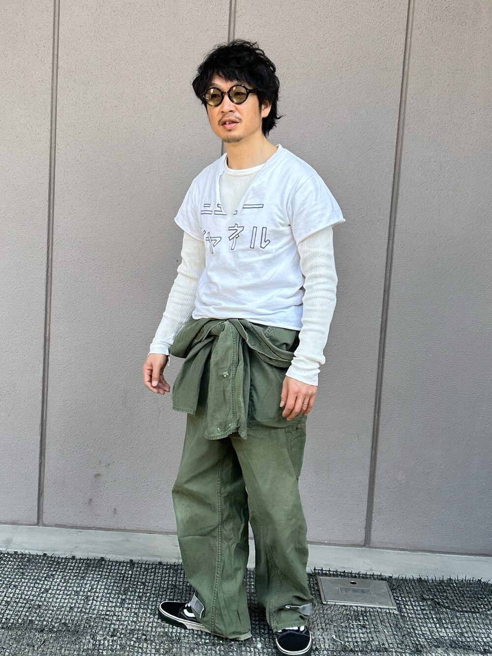 「春、春コーデ、キルティングジャケット、ジャンプスーツ、オールインワン、つなぎ、ミリタリー、キャンプ、ワントーンコーデ、カーキ」｜「oddmentのアイテム（ミリタリージャケット、グリーン系）」を使った、yosukeさん（メンズ・168cm）の春コーディネートの4枚目の写真