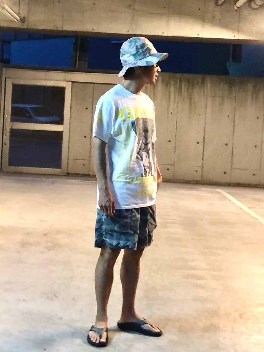 ホワイト系のTシャツ/カットソー、グレー系のその他パンツ、ブラック系のサンダルを着用したメンズの夏コーディネートの3枚目の写真