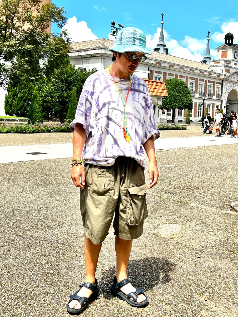 「夏コーデ、タイダイ柄、ワイドショーツ、ショートパンツ、ハーフパンツ、カーゴパンツ、タックイン、厚底サンダル」｜「Magfactureのアイテム（ハット、ブルー系）」を使った、yosukeさん（メンズ・168cm）の夏コーディネートの2枚目の写真