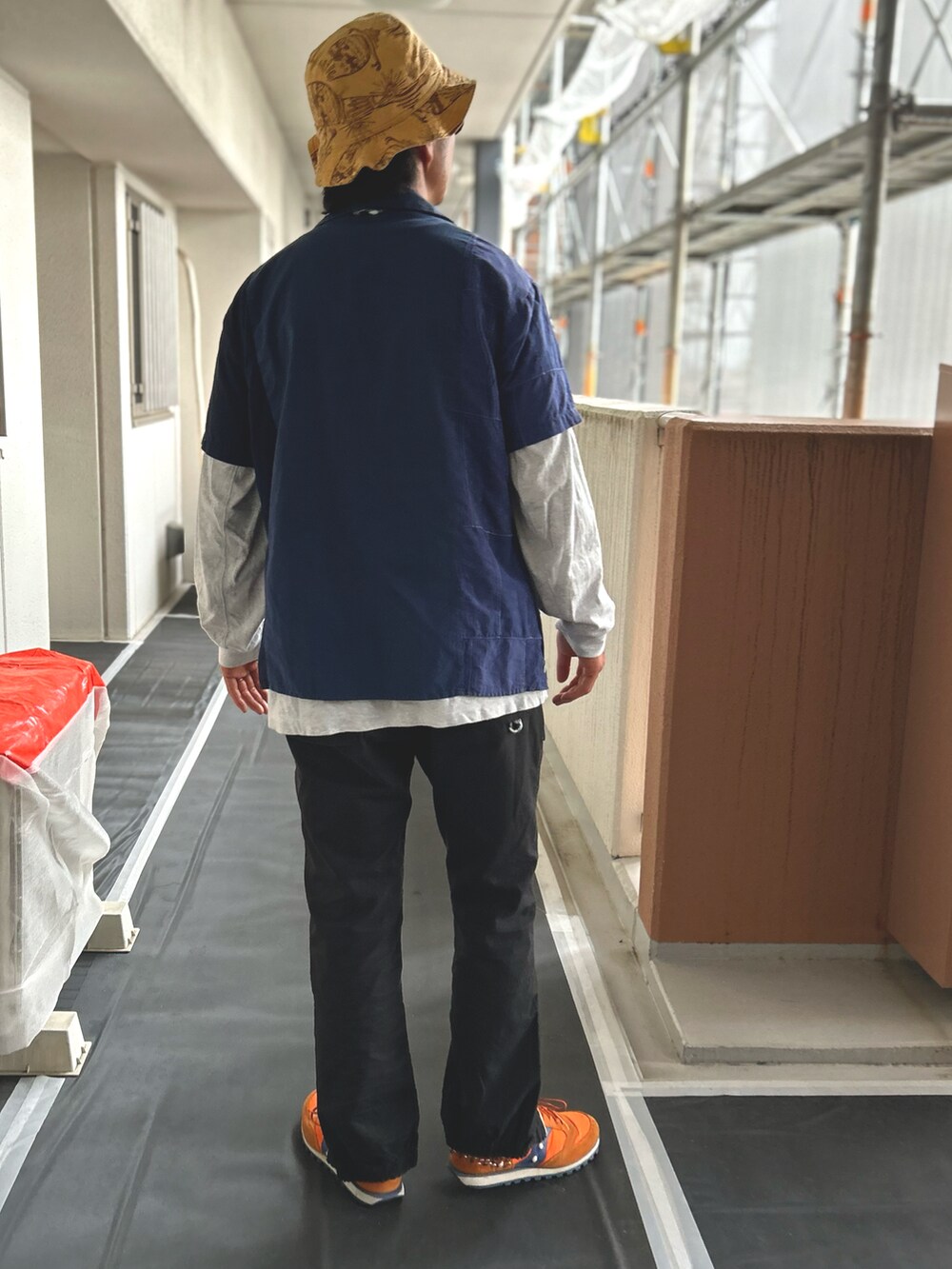 「夏コーデ、シャツスタイル、レイヤードスタイル、春夏コーデ、オープンカラーシャツ、柄シャツ、バケットハット、ビビットカラー、スポーツミックス」｜「Aminaのアイテム（ハット、ベージュ系）」を使った、yosukeさん（メンズ・168cm）の春コーディネートの3枚目の写真