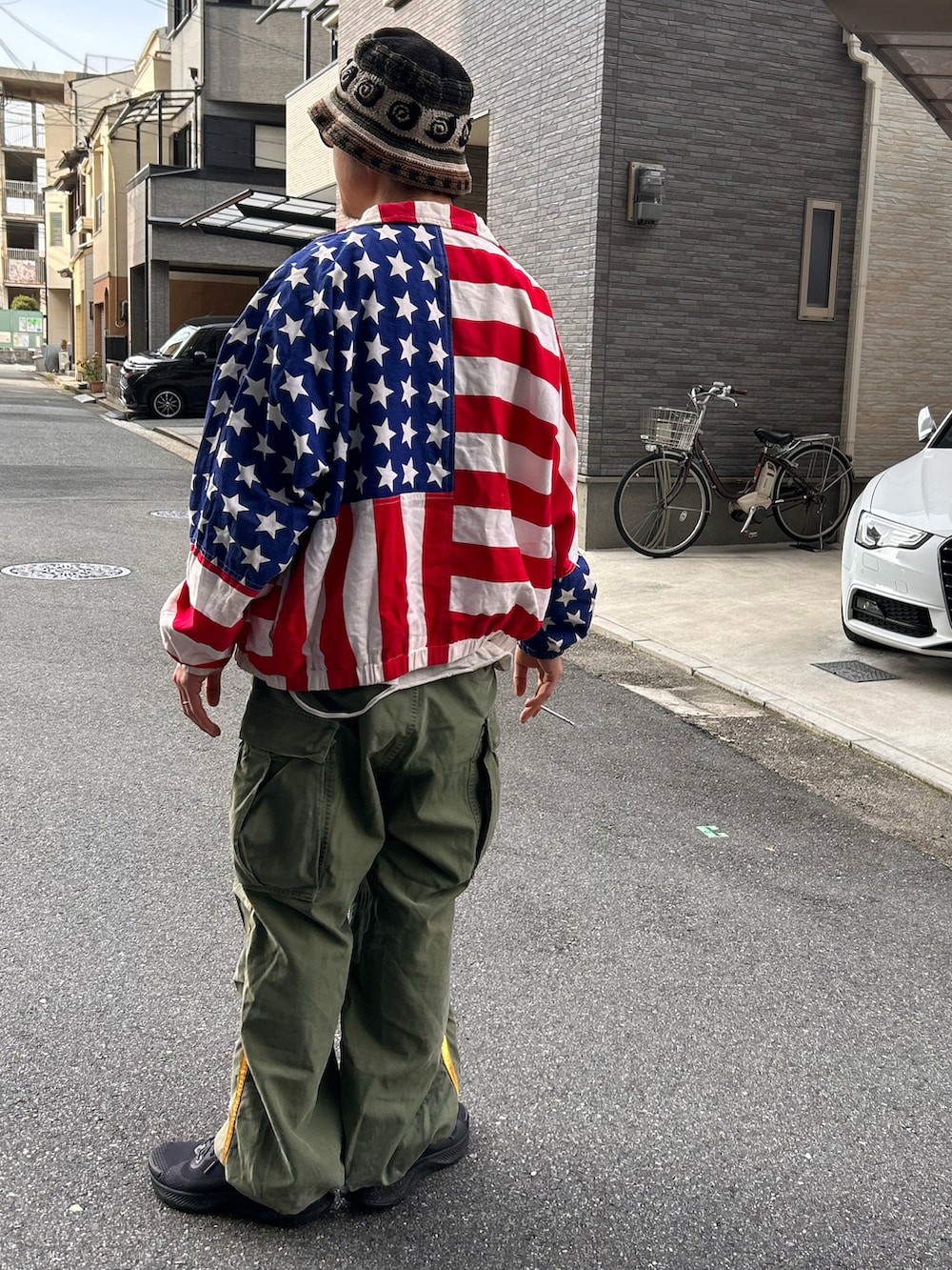 「春のNewスタイル、春服コーデ、古着コーデ、アメカジコーデ、星条旗、ゆるコーデ、春コーデ、カーゴパンツ、バケットハット」｜「VINTAGEの【ヴィンテージ古着】90's Carabella "Budweiser" コットンジャケット（ブルゾン、レッド系）」を使った、yosukeさん（メンズ・168cm）の春コーディネートの3枚目の写真