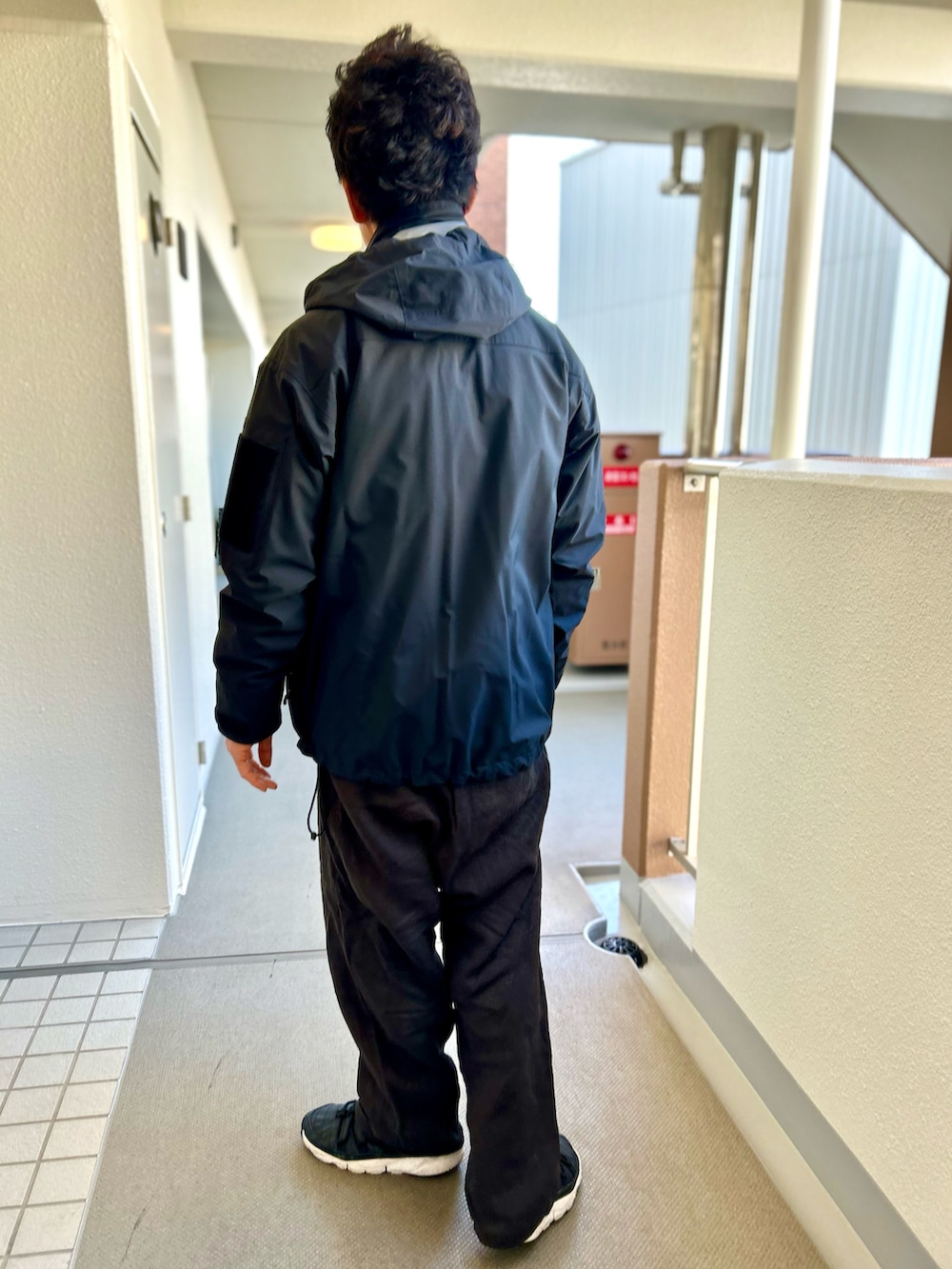 「冬コーデ、マウンテンパーカー、シェルジャケット、レイヤードスタイル、スポーツミックス、アウトドアスタイル、ワイドパンツ、モノトーン、ブラック」｜「MOUT RECON TAILORのアイテム（マウンテンパーカー、ブラック系）」を使った、yosukeさん（メンズ・168cm）の冬コーディネートの4枚目の写真
