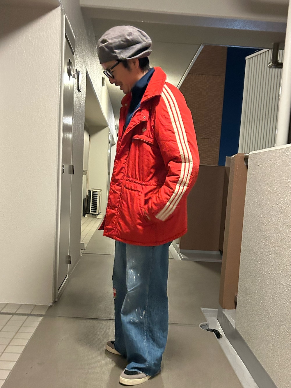 「真冬のあったかスタイル、冬コーデ、トラックジャケット、レイヤードスタイル、キャスケット、古着MIX、めがね、ダウンジャケット、vintage」｜「HEALTHのアイテム（キャスケット、グレー系）」を使った、yosukeさん（メンズ・168cm）の冬コーディネートの2枚目の写真