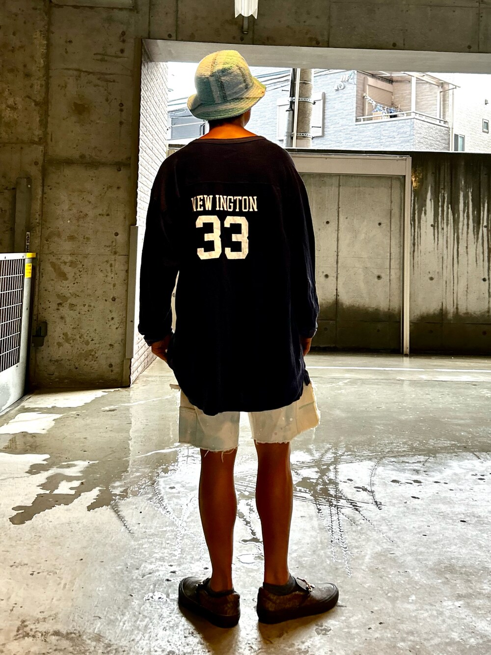 「夏コーデ、ゆるコーデ、夏秋ミックス、フットボールTシャツ、ナンバリングT、古着MIX、ショートパンツ、ハーフパンツ、シンプル」｜「Magfactureのアイテム（ハット、ブルー系）」を使った、yosukeさん（メンズ・168cm）の秋コーディネートの3枚目の写真