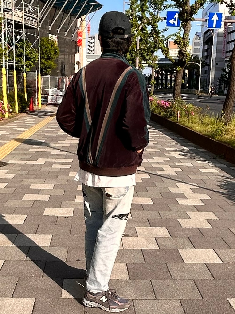 ブラウン系のその他アウター、ブルー系のデニムパンツ、グレー系のスニーカーを着用したメンズの春コーディネートの3枚目の写真