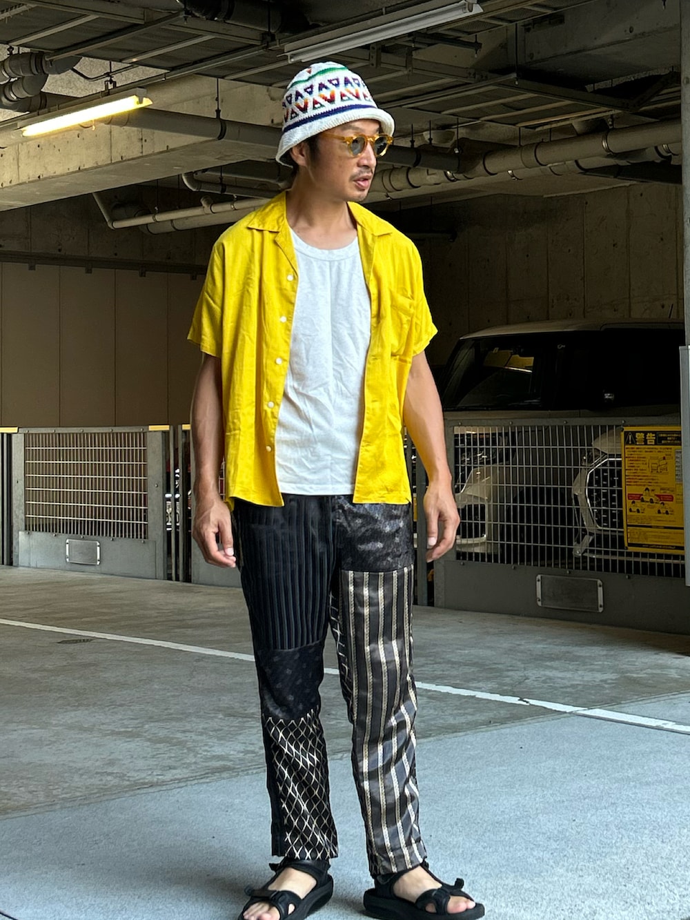 「夏コーデ、ボーリングシャツ、柄パンツ、トラックパンツ、ゆるコーデ、バケットハット、厚底サンダル、リメイク」｜「TEN STRIKEのアイテム（シャツ/ブラウス、イエロー系）」を使った、yosukeさん（メンズ・168cm）の夏コーディネートの2枚目の写真