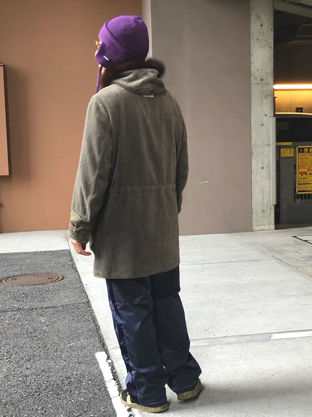 「ワイドパンツ、冬コーデ、ライナーコート、ミリタリー、サテンパンツ、耳付き帽子、大人カジュアル、ボアコート」｜「quaterfoilのアイテム（ニットキャップ/ビーニー、パープル系）」を使った、yosukeさん（メンズ・168cm）の冬コーディネートの3枚目の写真