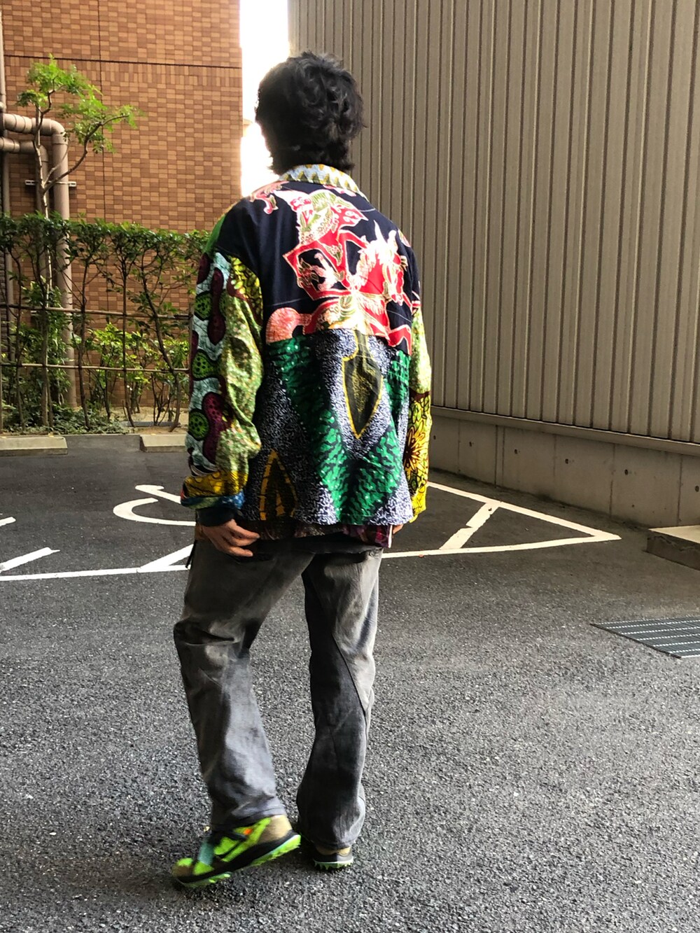 「大人カジュアル、柄シャツ、レイヤードスタイル、古着MIX、ブラックデニム、ゆるコーデ、リメイク、秋コーデ」｜「inkのアイテム（デニムパンツ、ブラック系）」を使った、yosukeさん（メンズ・168cm）の秋コーディネートの3枚目の写真