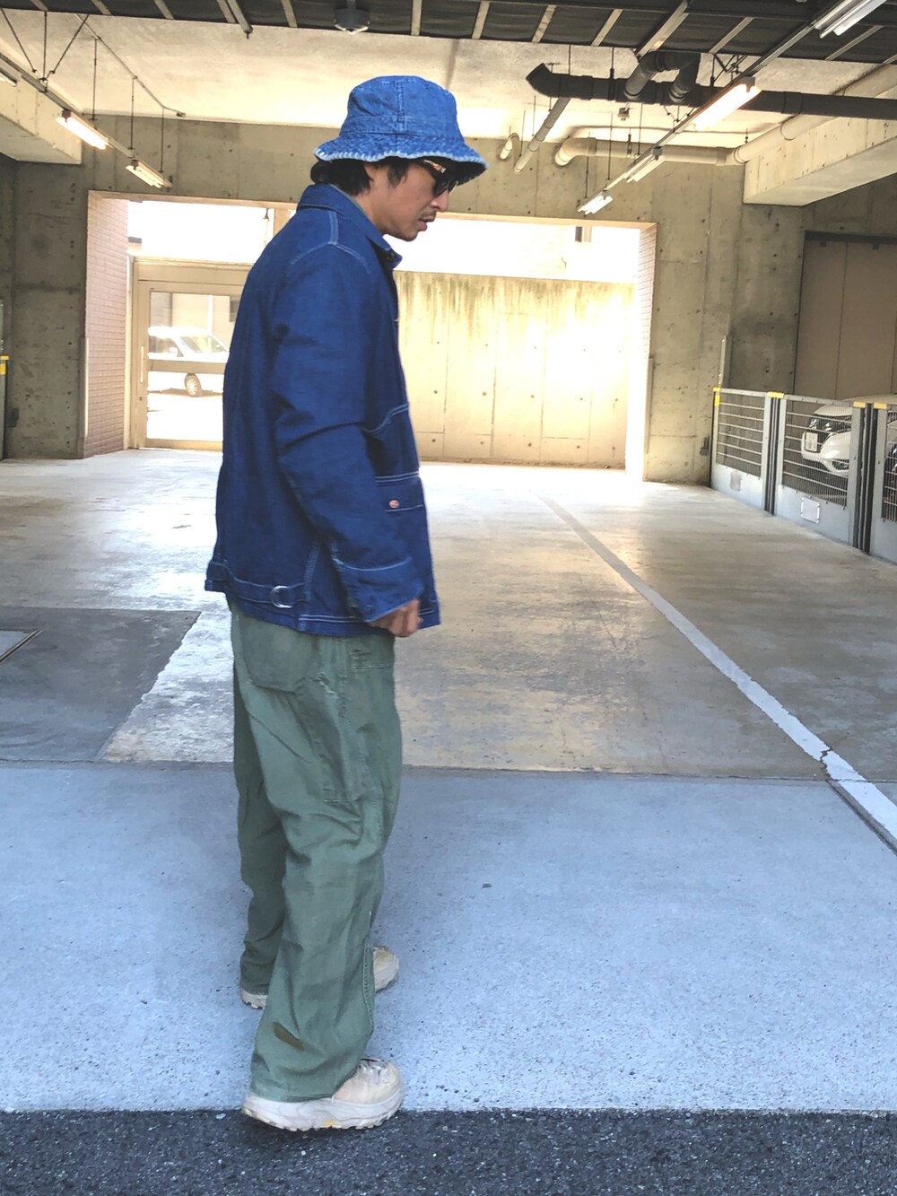 「秋冬コーデ、キャンプ、古着、オールインワン、つなぎ、カバーオール、アウトドアスタイル、秋コーデ、ミリタリー」｜「UNIQLOのアイテム（ハット、ブルー系）」を使った、yosukeさん（メンズ・168cm）の秋コーディネートの2枚目の写真