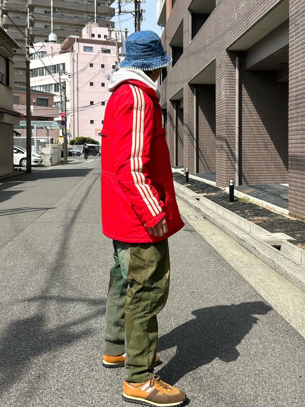 「春服コーデ、キャンプ、レイヤードスタイル、ダウンジャケット、古着コーデ、古着MIX、vintage、トラックパンツ、リメイク、UNIQLO、ナイロンジャケット」｜「UNIQLOのアイテム（ハット、ブルー系）」を使った、yosukeさん（メンズ・168cm）の春コーディネートの3枚目の写真