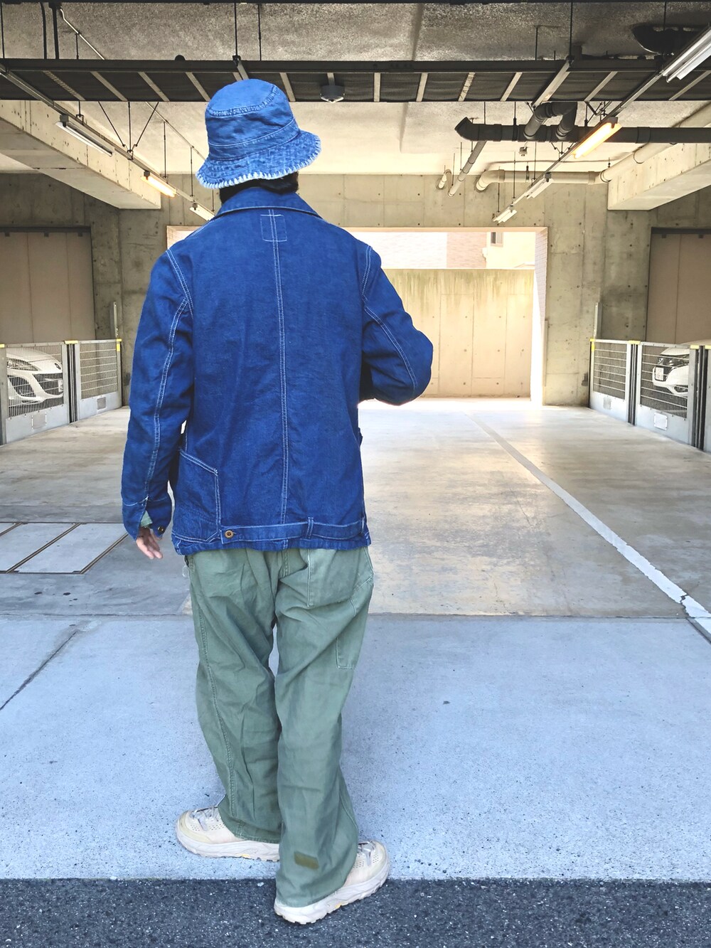 「秋冬コーデ、キャンプ、古着、オールインワン、つなぎ、カバーオール、アウトドアスタイル、秋コーデ、ミリタリー」｜「UNIQLOのアイテム（ハット、ブルー系）」を使った、yosukeさん（メンズ・168cm）の秋コーディネートの3枚目の写真