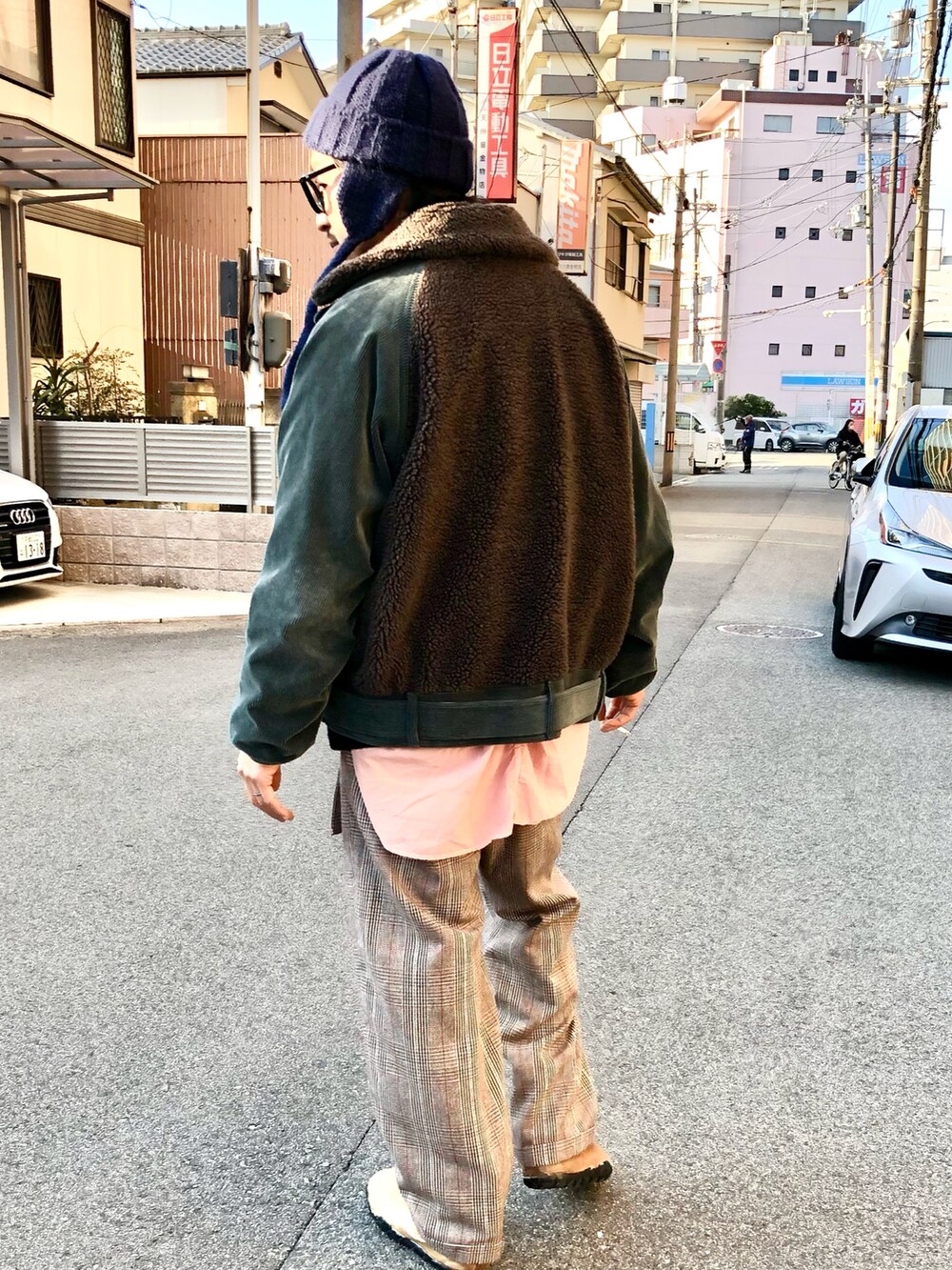 「レイヤードスタイル、ボアジャケット、グリズリージャケット、冬コーデ、ニット帽、コーデュロイ、チェックパンツ、カーディガン、古着MIX、ゆるコーデ」｜「FILL THE BILLのアイテム（ムートンコート、グリーン系）」を使った、yosukeさん（メンズ・168cm）の冬コーディネートの3枚目の写真