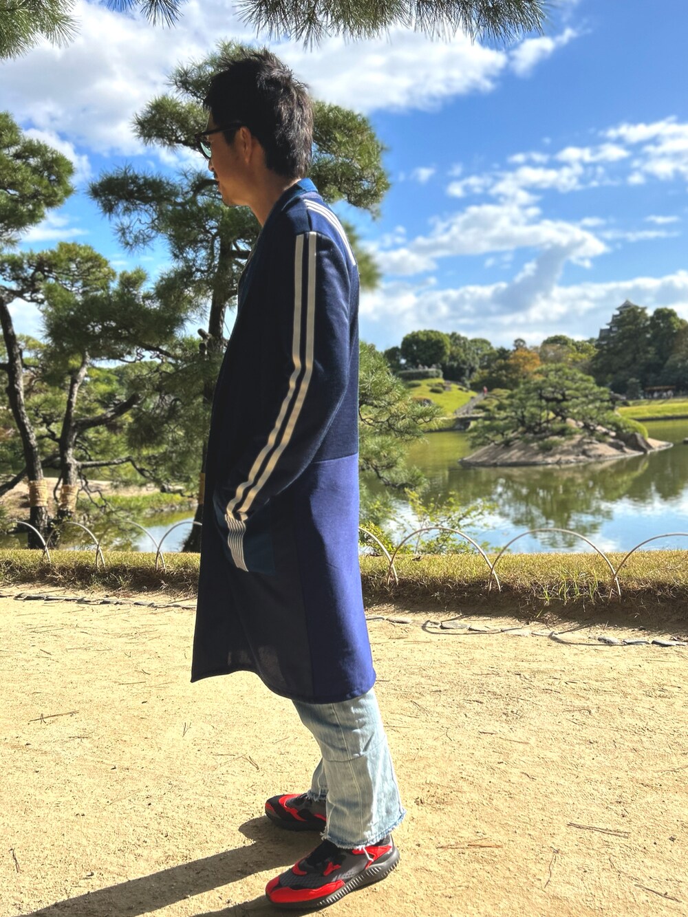 「重ね着ベストシーズン、秋コーデ、ガウンコート、柄シャツ、レイヤードスタイル、リメイク、サングラス、オトナカジュアル」｜「TALKING ABOUT THE ABSTRACTIONのアイテム（ジャケット/アウター、ブルー系）」を使った、yosukeさん（メンズ・168cm）の秋コーディネートの2枚目の写真