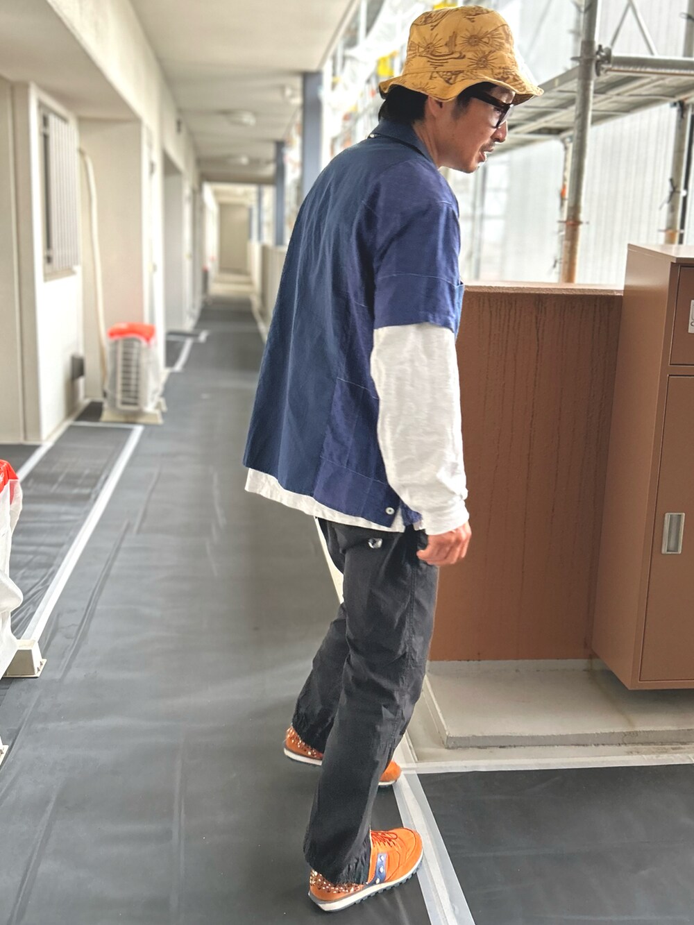 「夏コーデ、シャツスタイル、レイヤードスタイル、春夏コーデ、オープンカラーシャツ、柄シャツ、バケットハット、ビビットカラー、スポーツミックス」｜「Aminaのアイテム（ハット、ベージュ系）」を使った、yosukeさん（メンズ・168cm）の春コーディネートの2枚目の写真
