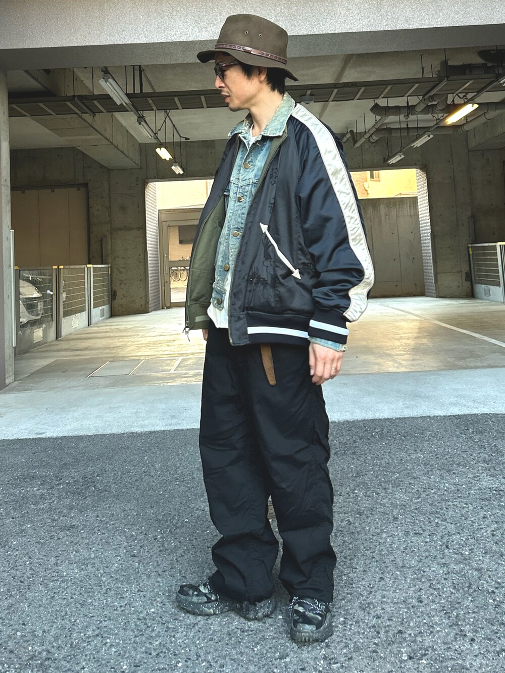 「スカジャン、Gジャン、デニムジャケット、大人コーデ、レイヤードスタイル、古着コーデ、ブラックコーデ、古着MIX、ダメージデニム、アメカジ」｜「JOURNAL STANDARDのアイテム（ハット、グリーン系）」を使った、yosukeさん（メンズ・168cm）の冬コーディネートの2枚目の写真