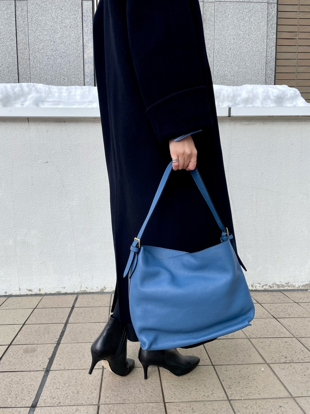 「チェスターコート、冬コーデ、オトナ女子、ショートブーツ、オデットエオディール、キレイめコーデ、冬のコーデ、ロングコート、お仕事コーデ、ポインテッドトゥ」｜「ODETTE E ODILEのポインテッドプレーン ショートブーツ70↓↑（ブーツ、ブラック系）」を使った、伊藤　オデット エ オディール スタッフさん（レディース・164cm）の冬コーディネートの4枚目の写真