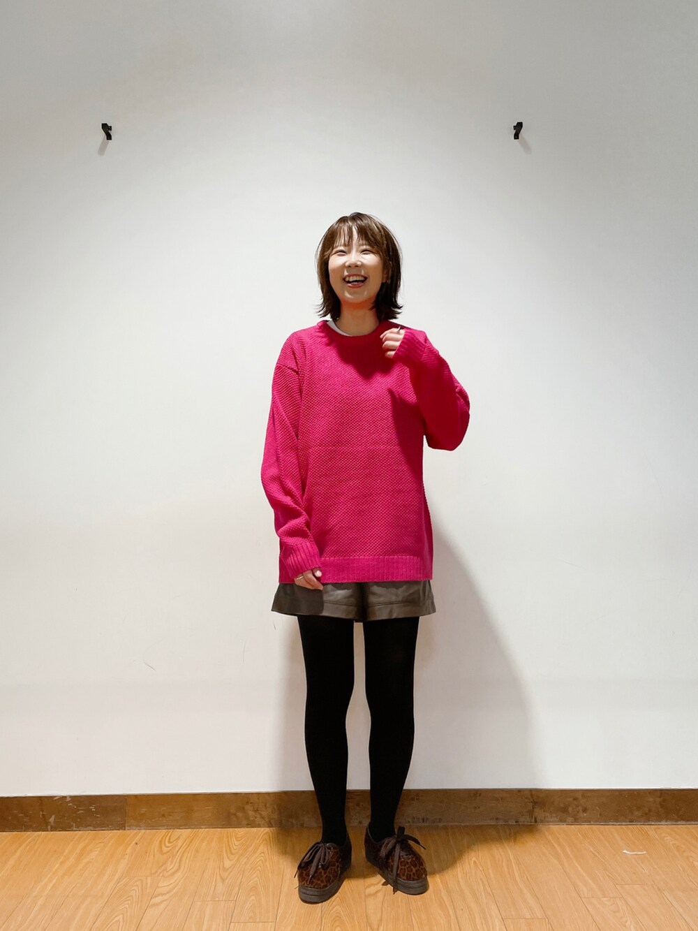 「ニット、カジュアル、ピンク、ショートパンツ、冬コーデ、しまむら、大人コーデ、クルーネック、リラックススタイル、ootd、プチプラコーデ、ママコーデ、秋コーデ、エコレザー、ITEMS URBANRESEARCH」｜「ITEMS URBANRESEARCHのアイテム（ニット/セーター、ピンク系）」を使った、けいさん（レディース・163cm）の秋コーディネートの3枚目の写真