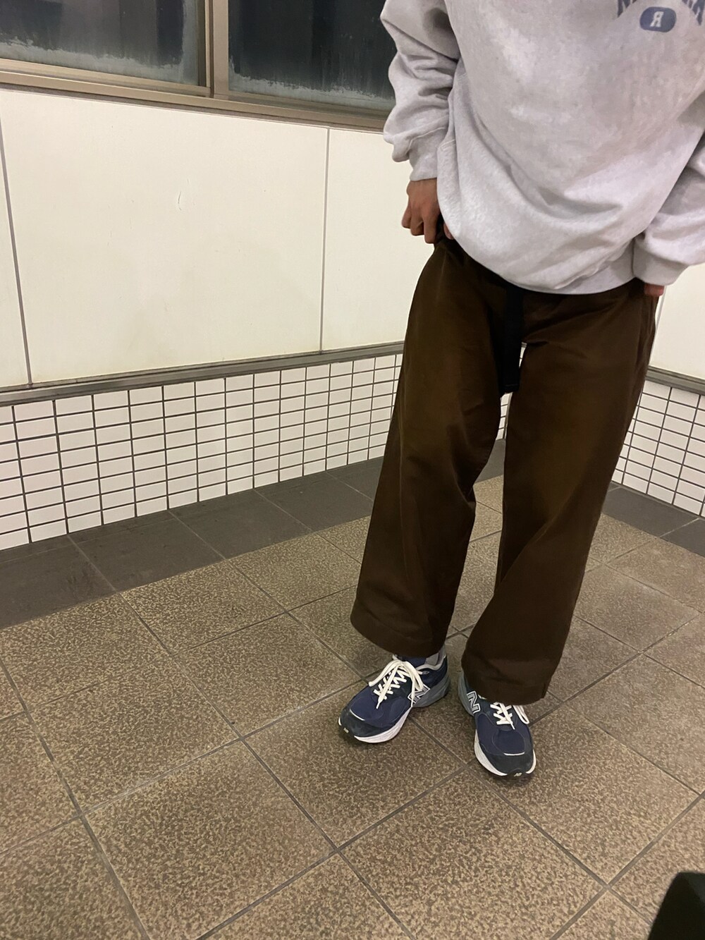 ブラウン系のその他パンツ、ブルー系のスニーカー、グレー系のスウェットを着用したメンズの冬コーディネートの3枚目の写真