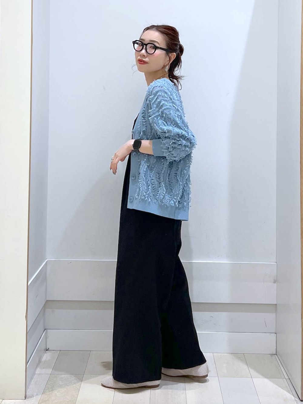 「カジュアル、きれいめ、体型カバー、カーディガン、サロペット、タンクトップ、フラットシューズ、ショルダーバッグ、夏コーデ、GLOBAL WORK」｜「GLOBAL WORKのスペ軽お財布ショルダー/132336（ショルダーバッグ、その他）」を使った、アリマさん（レディース・158cm）の春コーディネートの2枚目の写真