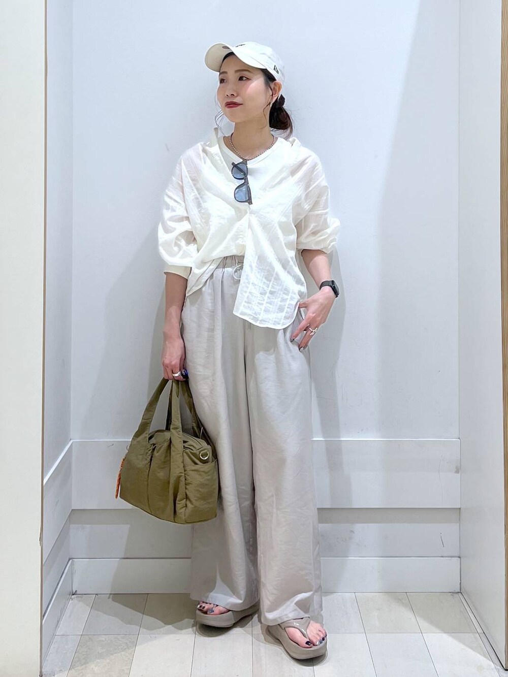 「カジュアル、きれいめ、体型カバー、シャツ、タンクトップ、ワイドパンツ、楽ちんコーデ、トートバッグ、夏コーデ、サングラス、GLOBAL WORK、キャップ」|「GLOBAL WORKの9TWENTYCAP/NEW ERA/252025(キャップ、ホワイト系)」を使った、アリマさん(レディース・158cm)の夏コーディネートの4枚目の写真