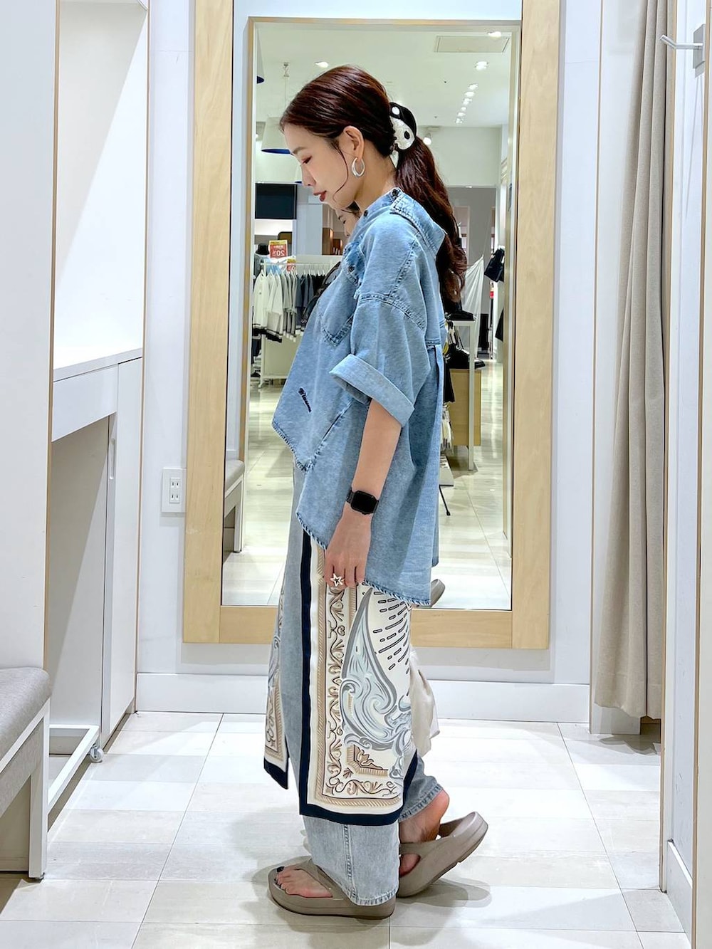「カジュアル、きれいめ、体型カバー、デニムパンツ、デニムシャツ、GOOD DENIM_GLOBAL WORK、ショルダーバッグ、夏コーデ、スカーフ、GLOBAL WORK、カップ付きインナー」｜「GLOBAL WORKのGOODデニムバギーパンツ/118365（デニムパンツ、ブルー系）」を使った、アリマさん（レディース・158cm）の夏コーディネートの2枚目の写真