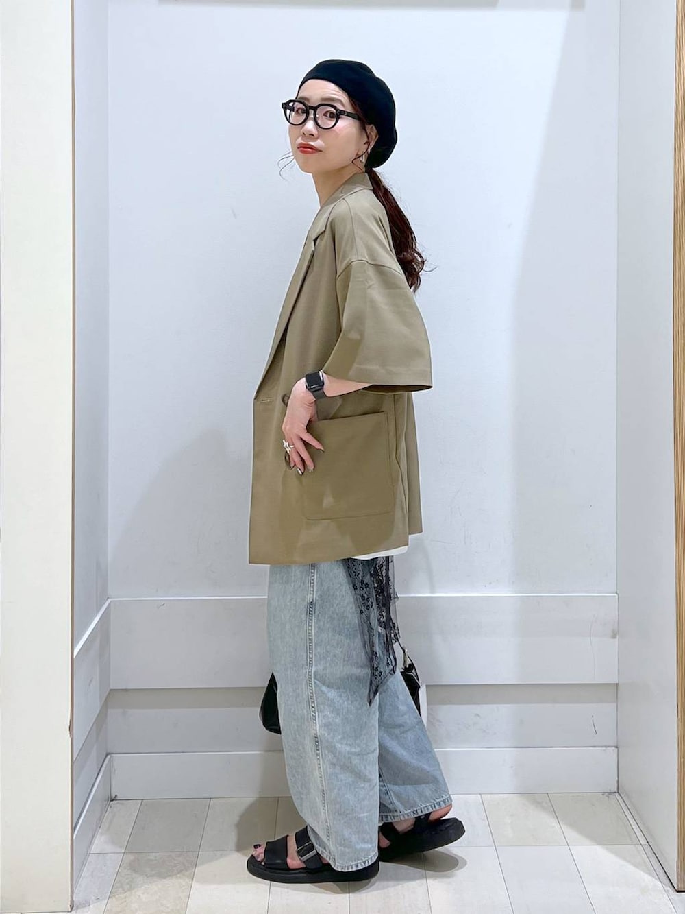 「カジュアル、きれいめ、体型カバー、ジャケット、Tシャツ、デニムパンツ、GOOD DENIM_GLOBAL WORK、ショルダーバッグ、夏コーデ、GLOBAL WORK」|「GLOBAL WORKのGOODデニムバギーパンツ/118365(デニムパンツ、ブルー系)」を使った、アリマさん(レディース・158cm)の春コーディネートの2枚目の写真