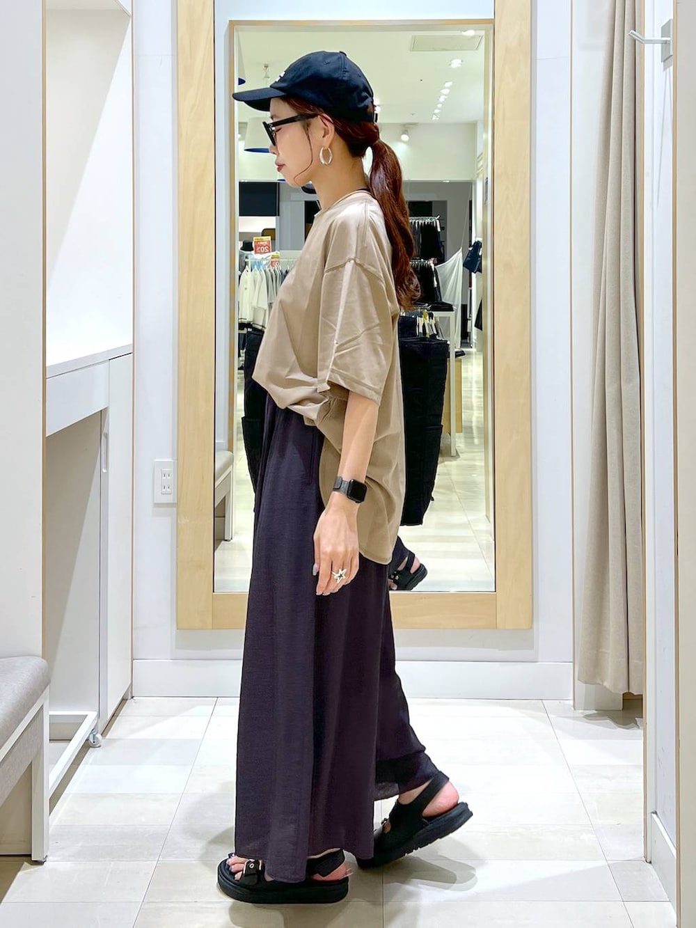 「カジュアル、きれいめ、体型カバー、ワイドパンツ、Tシャツ、キャップ、トートバッグ、サンダル、夏コーデ、GLOBAL WORK、シンプルコーデ」|「GLOBAL WORKの推しごとキルティングトート/145465(トートバッグ、ブラック系)」を使った、アリマさん(レディース・158cm)の夏コーディネートの2枚目の写真