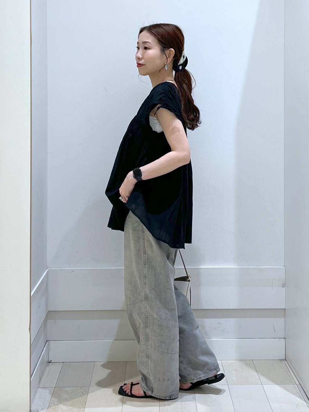 「カジュアル、デニムパンツ、GOOD DENIM_GLOBAL WORK、夏コーデ、GLOBAL WORK、きれいめ、体型カバー、ブラウス」｜「GLOBAL WORKのGOODデニムバギーパンツ/118365（デニムパンツ、グレー系）」を使った、アリマさん（レディース・158cm）の夏コーディネートの2枚目の写真