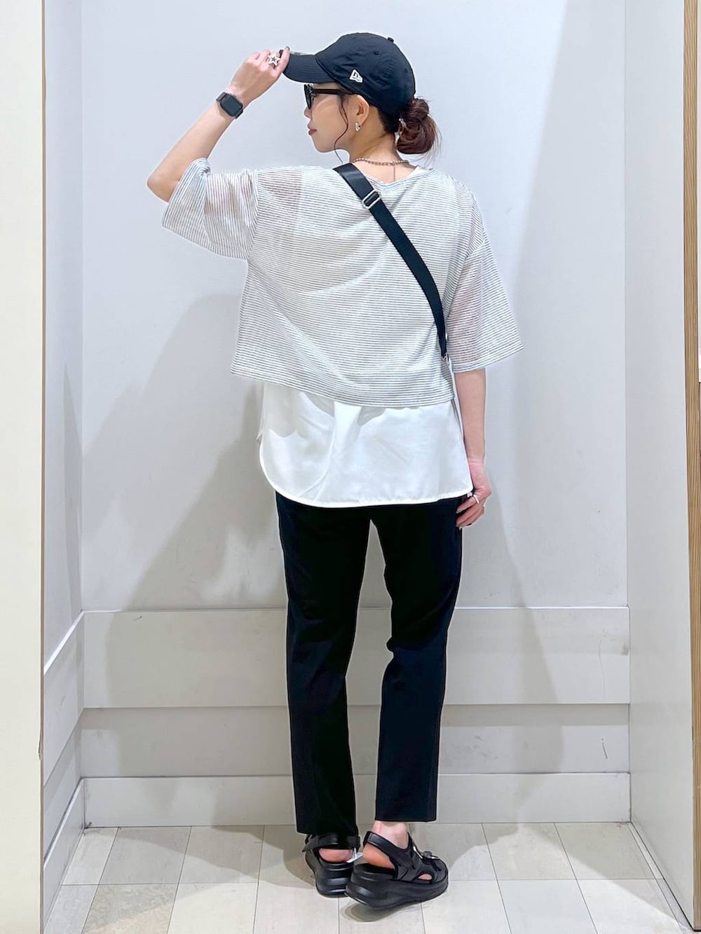 「カジュアル、きれいめ、体型カバー、レイヤードスタイル、Tシャツ、タンクトップ、夏コーデ、テーパードパンツ、ウツクシルエット_GLOBAL WORK、ショルダーバッグ、キャップ、サンダル、GLOBAL WORK」|「GLOBAL WORKの9TWENTYCAP/NEW ERA/252025(キャップ、ブラック系)」を使った、アリマさん(レディース・158cm)の夏コーディネートの3枚目の写真
