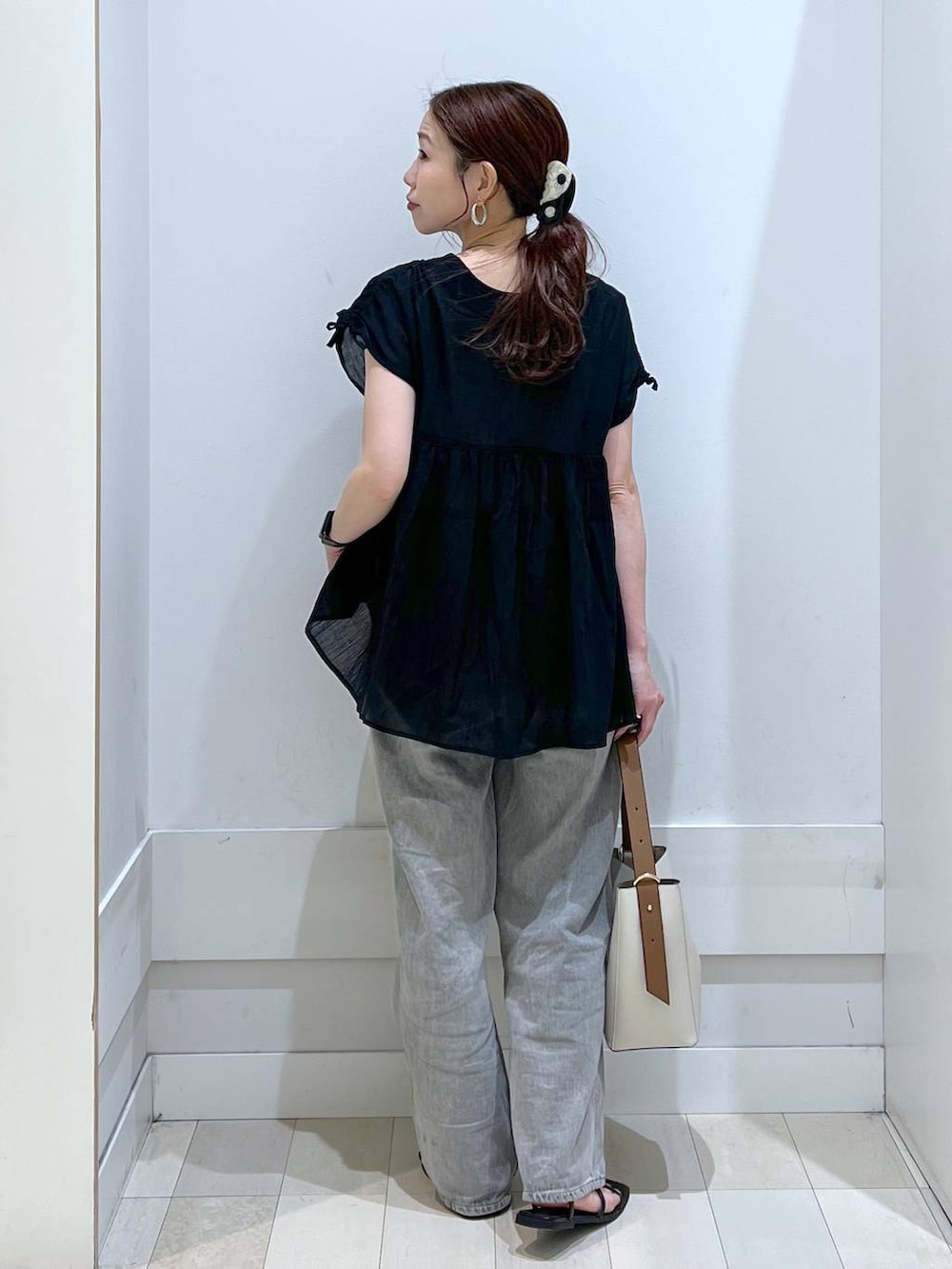 「カジュアル、デニムパンツ、GOOD DENIM_GLOBAL WORK、夏コーデ、GLOBAL WORK、きれいめ、体型カバー、ブラウス」｜「GLOBAL WORKのGOODデニムバギーパンツ/118365（デニムパンツ、グレー系）」を使った、アリマさん（レディース・158cm）の夏コーディネートの3枚目の写真