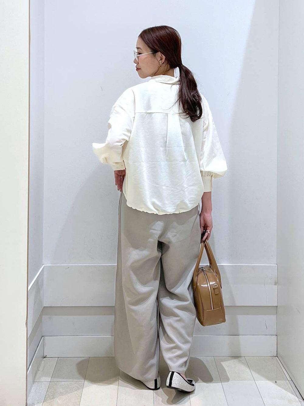 「春コーデ、GLOBAL WORK、カジュアル、きれいめ、体型カバー、サロペット、シャツ、タンクトップ、ショルダーバッグ、フラットシューズ」｜「GLOBAL WORKのらくっション撥水バレエ/135873（バレエシューズ、シルバー系）」を使った、アリマさん（レディース・158cm）の春コーディネートの3枚目の写真