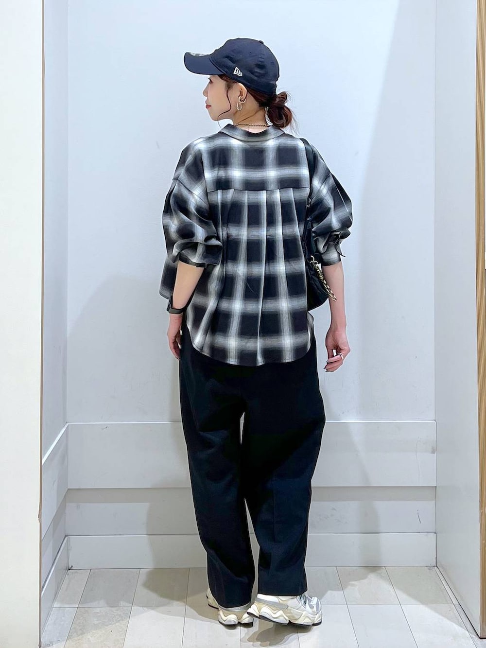 「カジュアル、きれいめ、体型カバー、シャツ、サロペット、Tシャツ、ショルダーバッグ、夏コーデ、楽ちんコーデ、GLOBAL WORK」｜「GLOBAL WORKのリッチクリーンプリントT半袖/147640（Tシャツ/カットソー、ホワイト系）」を使った、アリマさん（レディース・158cm）の春コーディネートの3枚目の写真