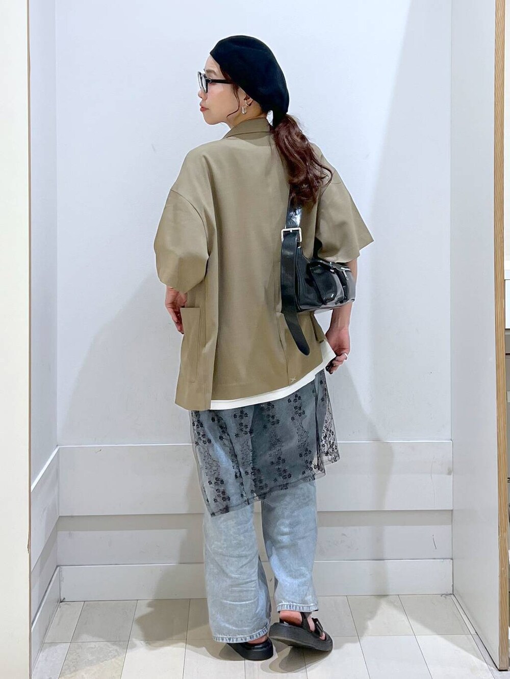 「カジュアル、きれいめ、体型カバー、ジャケット、Tシャツ、デニムパンツ、GOOD DENIM_GLOBAL WORK、ショルダーバッグ、夏コーデ、GLOBAL WORK」|「GLOBAL WORKのGOODデニムバギーパンツ/118365(デニムパンツ、ブルー系)」を使った、アリマさん(レディース・158cm)の春コーディネートの3枚目の写真