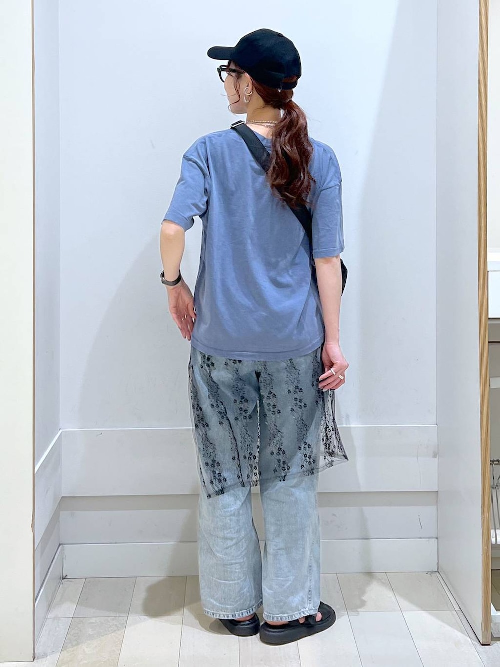 「カジュアル、きれいめ、体型カバー、Tシャツ、デニムパンツ、GOOD DENIM_GLOBAL WORK、ショルダーバッグ、キャップ、カジュアルコーデ、シンプルコーデ、GLOBAL WORK」|「GLOBAL WORKのGOODデニムバギーパンツ/118365(デニムパンツ、ブルー系)」を使った、アリマさん(レディース・158cm)の春コーディネートの3枚目の写真